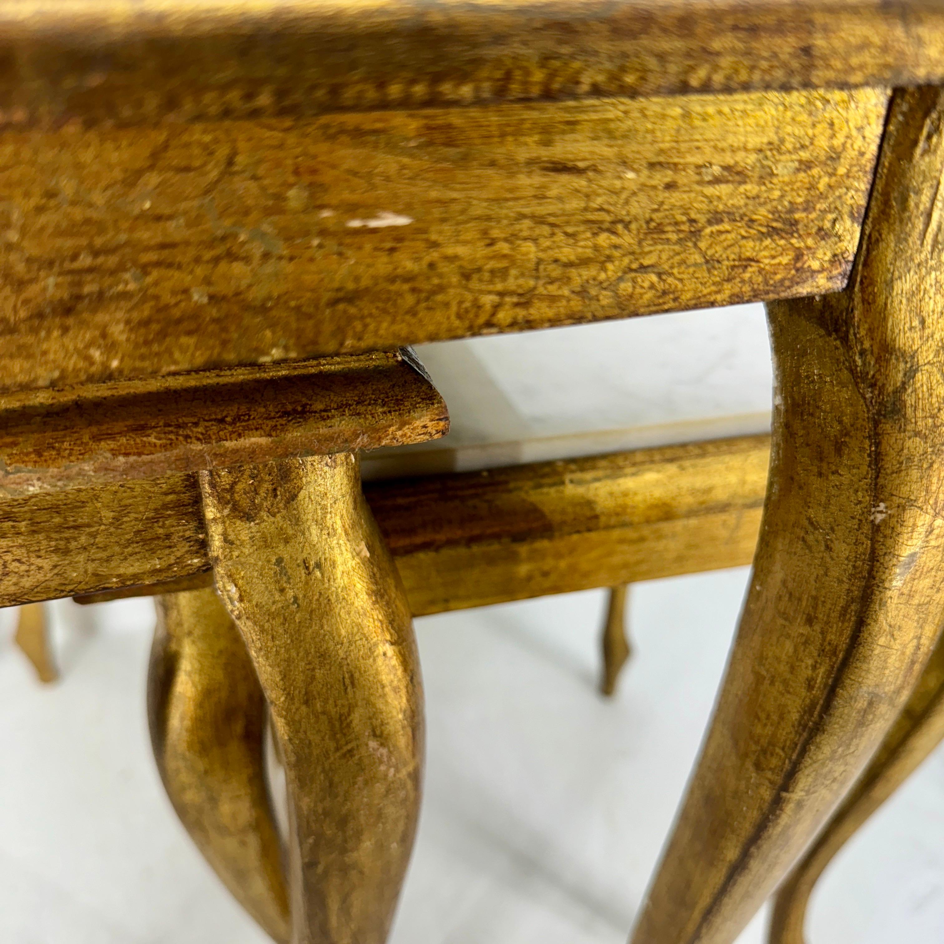 Ensemble de 3 tables gigognes en bois doré Florentine, plateau en marbre blanc en vente 2