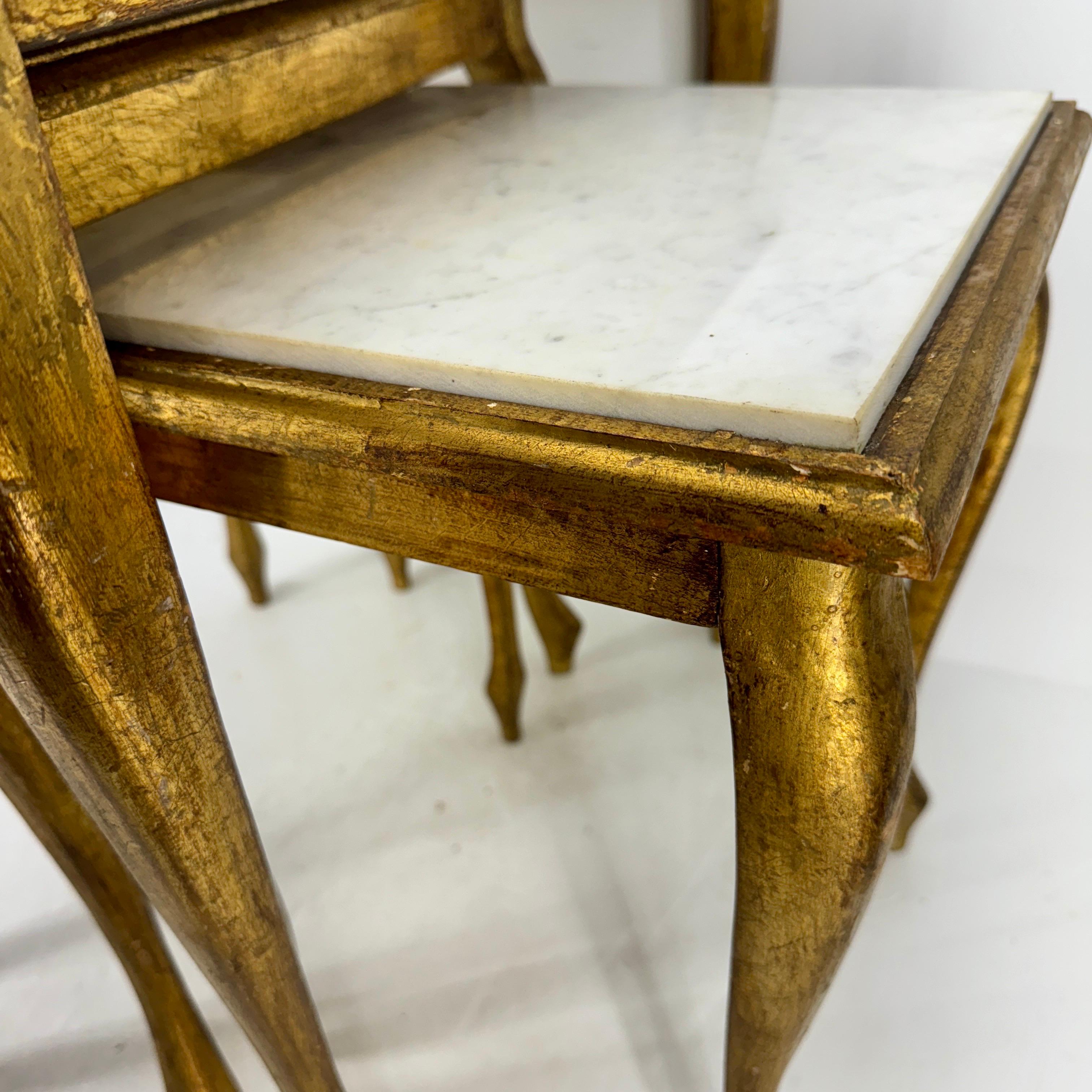 Ensemble de 3 tables gigognes en bois doré Florentine, plateau en marbre blanc en vente 4