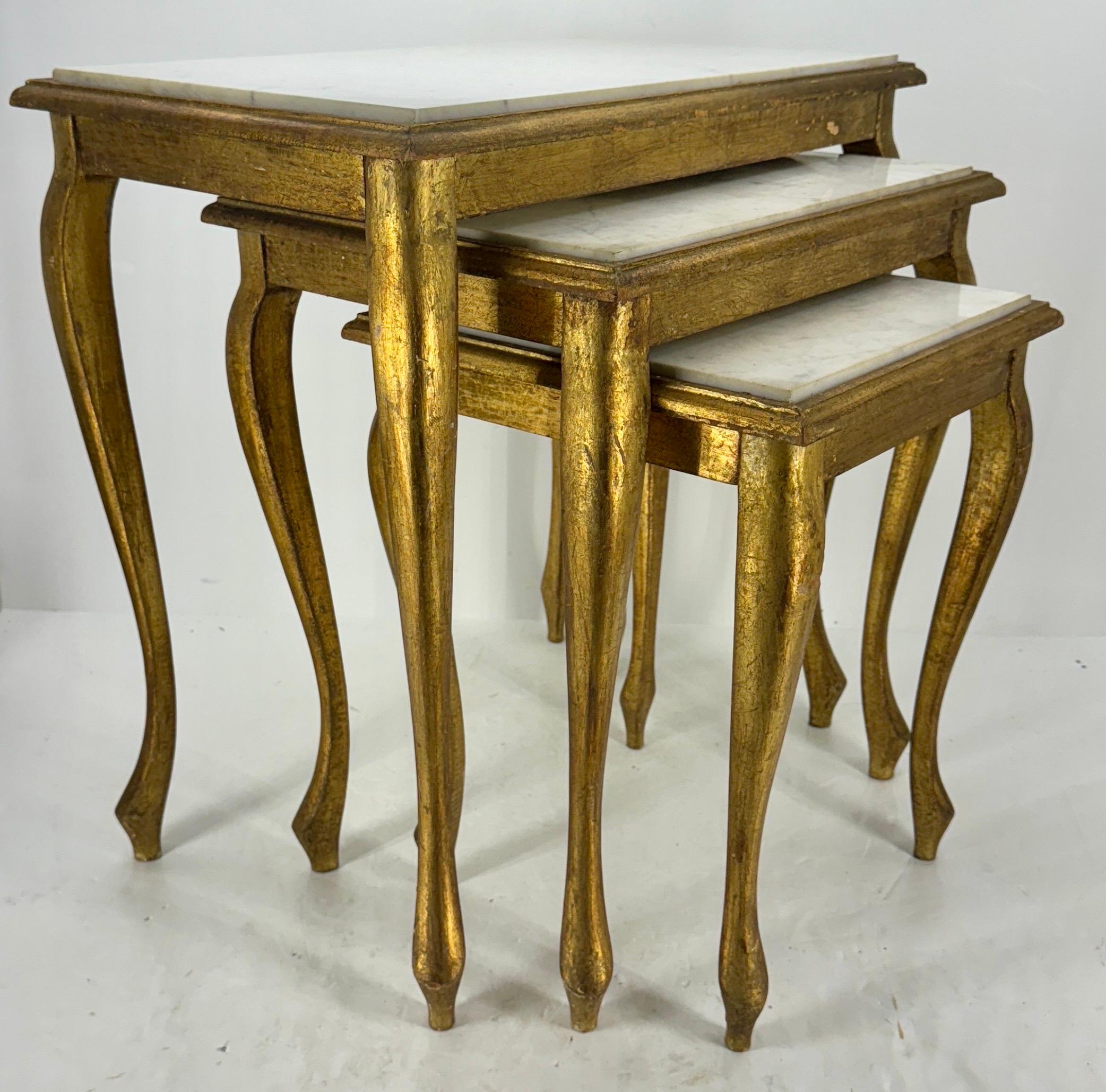 Ensemble de 3 tables gigognes en bois doré Florentine, plateau en marbre blanc en vente 5