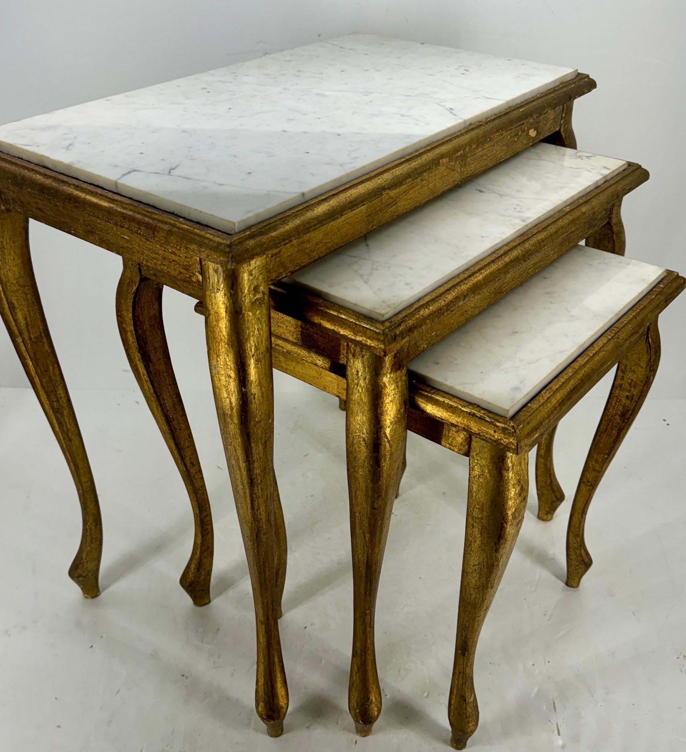 Ensemble de 3 tables gigognes en bois doré Florentine, plateau en marbre blanc en vente 7
