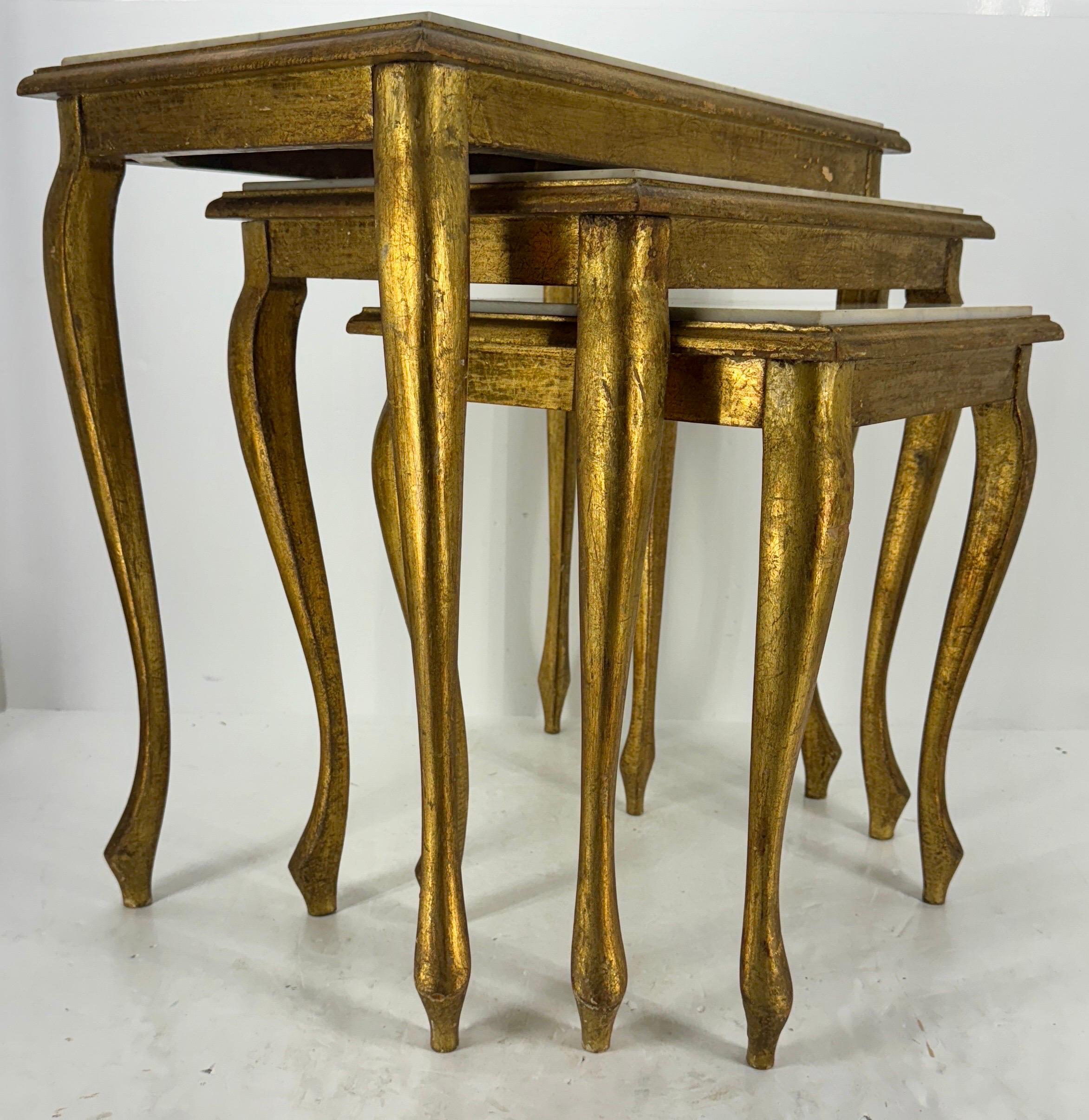 Ensemble de 3 tables gigognes en bois doré Florentine, plateau en marbre blanc en vente 8