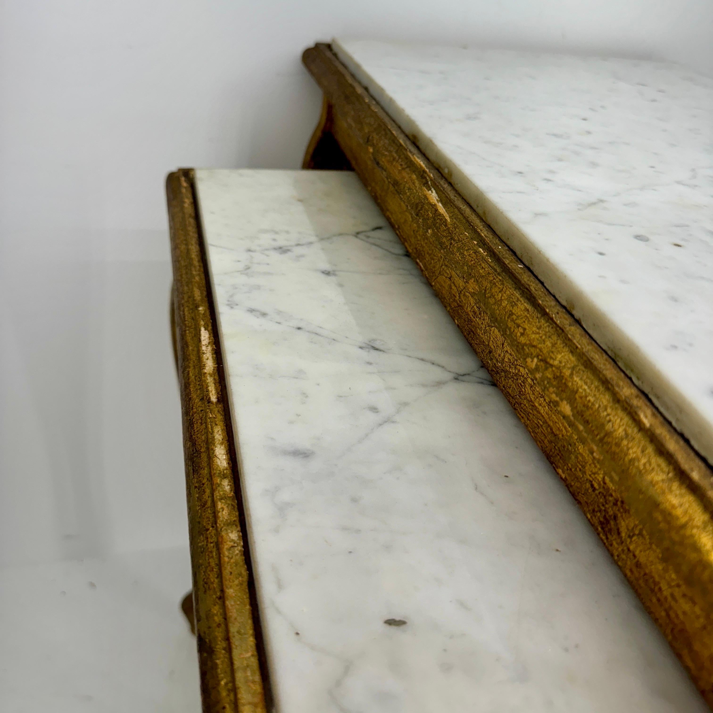 Ensemble de 3 tables gigognes en bois doré Florentine, plateau en marbre blanc en vente 9