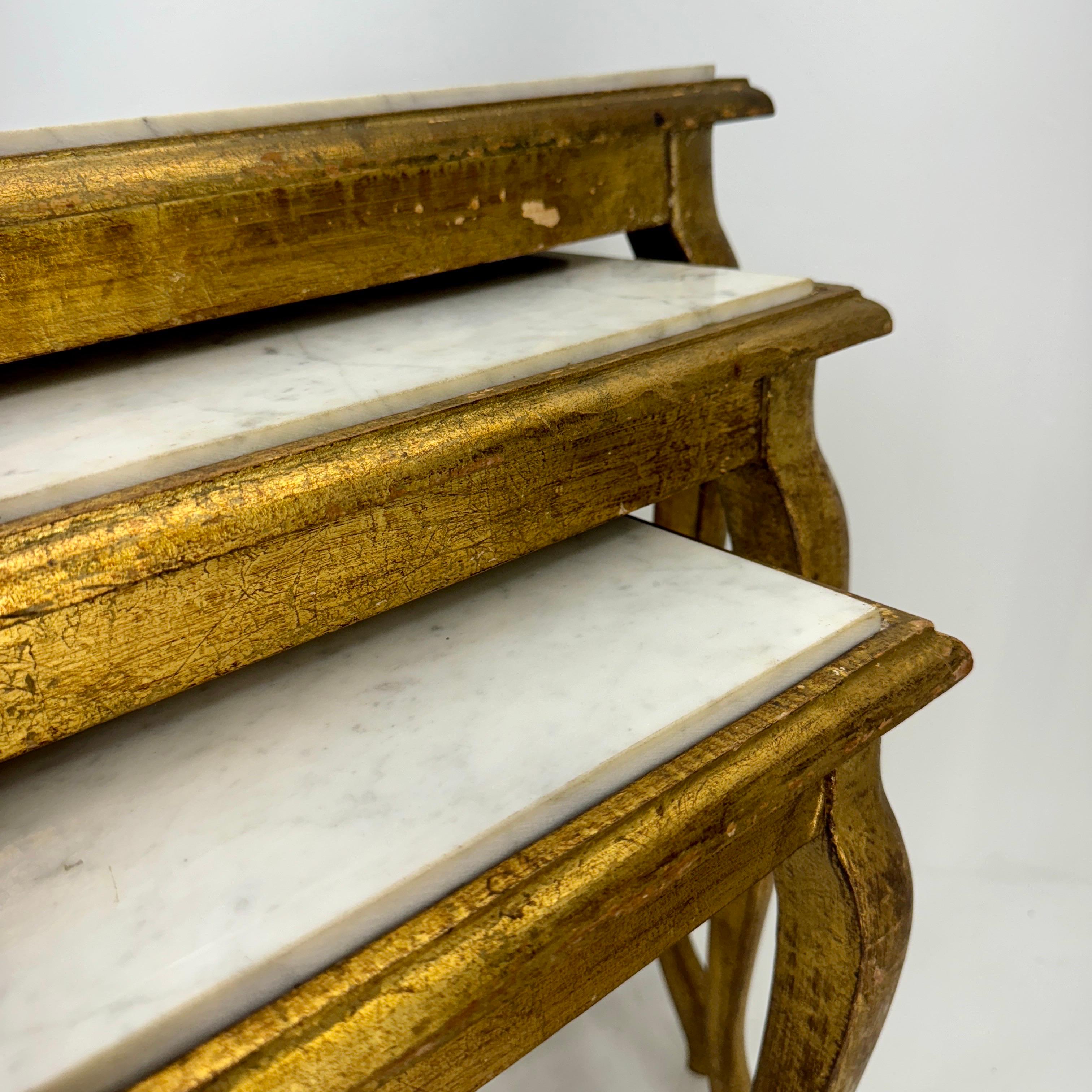 Ensemble de 3 tables gigognes en bois doré Florentine, plateau en marbre blanc en vente 10