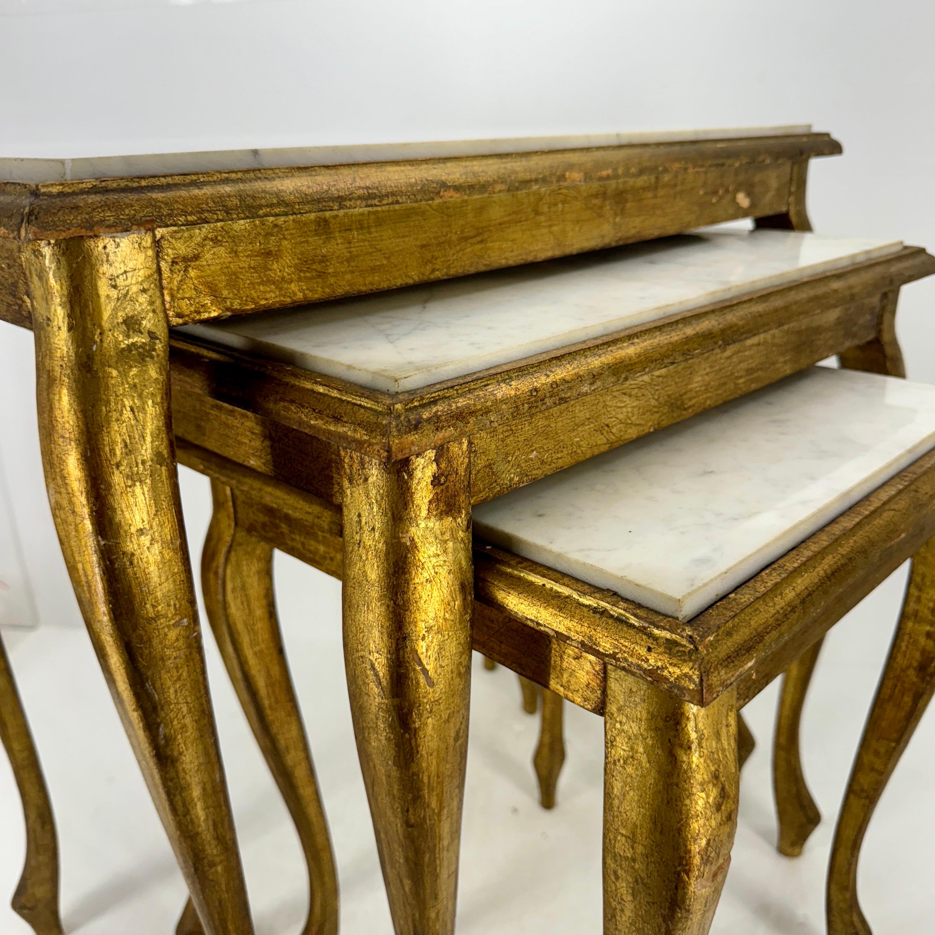 Ensemble de 3 tables gigognes en bois doré Florentine, plateau en marbre blanc en vente 11