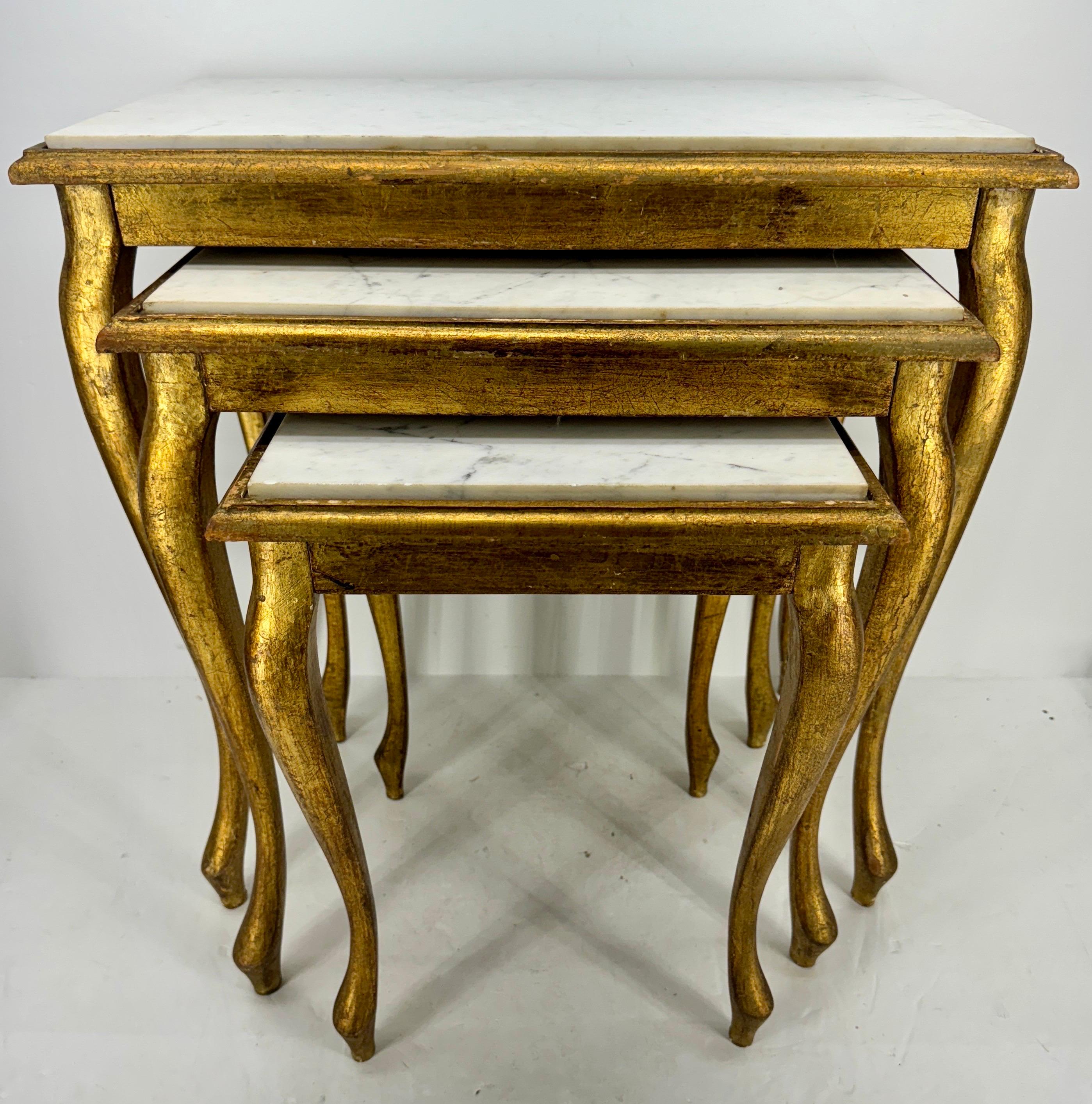 Hollywood Regency Ensemble de 3 tables gigognes en bois doré Florentine, plateau en marbre blanc en vente