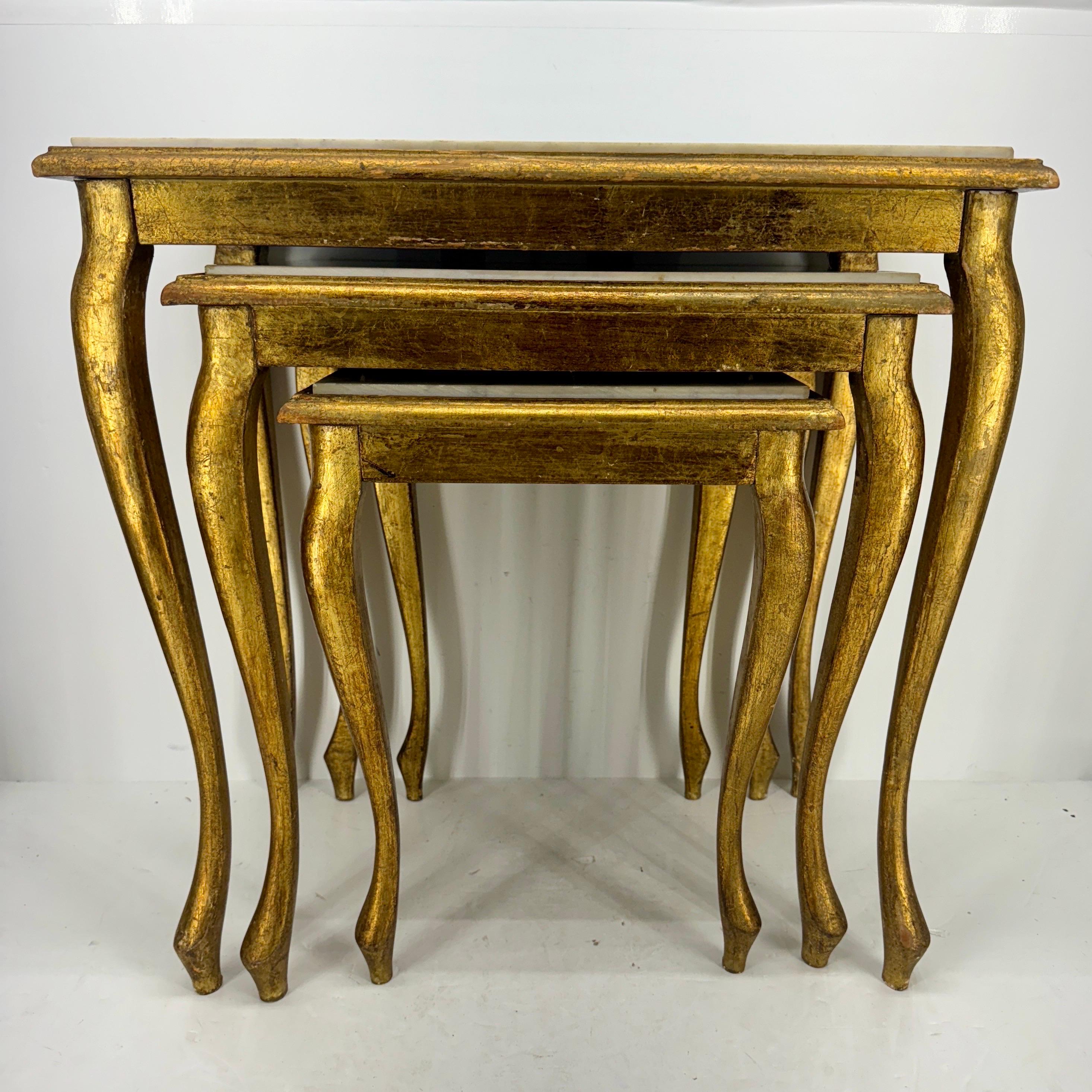 italien Ensemble de 3 tables gigognes en bois doré Florentine, plateau en marbre blanc en vente