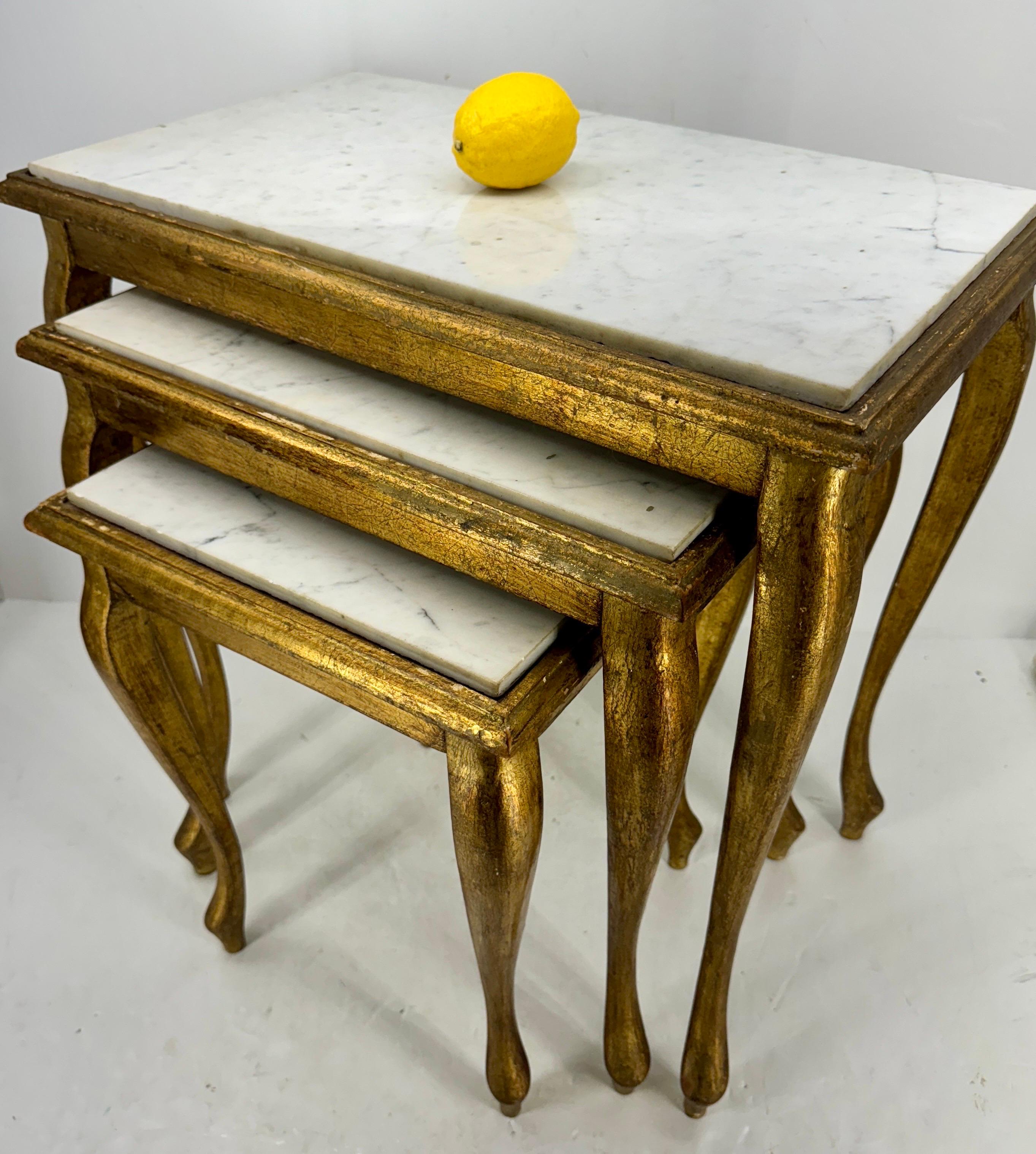Fait main Ensemble de 3 tables gigognes en bois doré Florentine, plateau en marbre blanc en vente