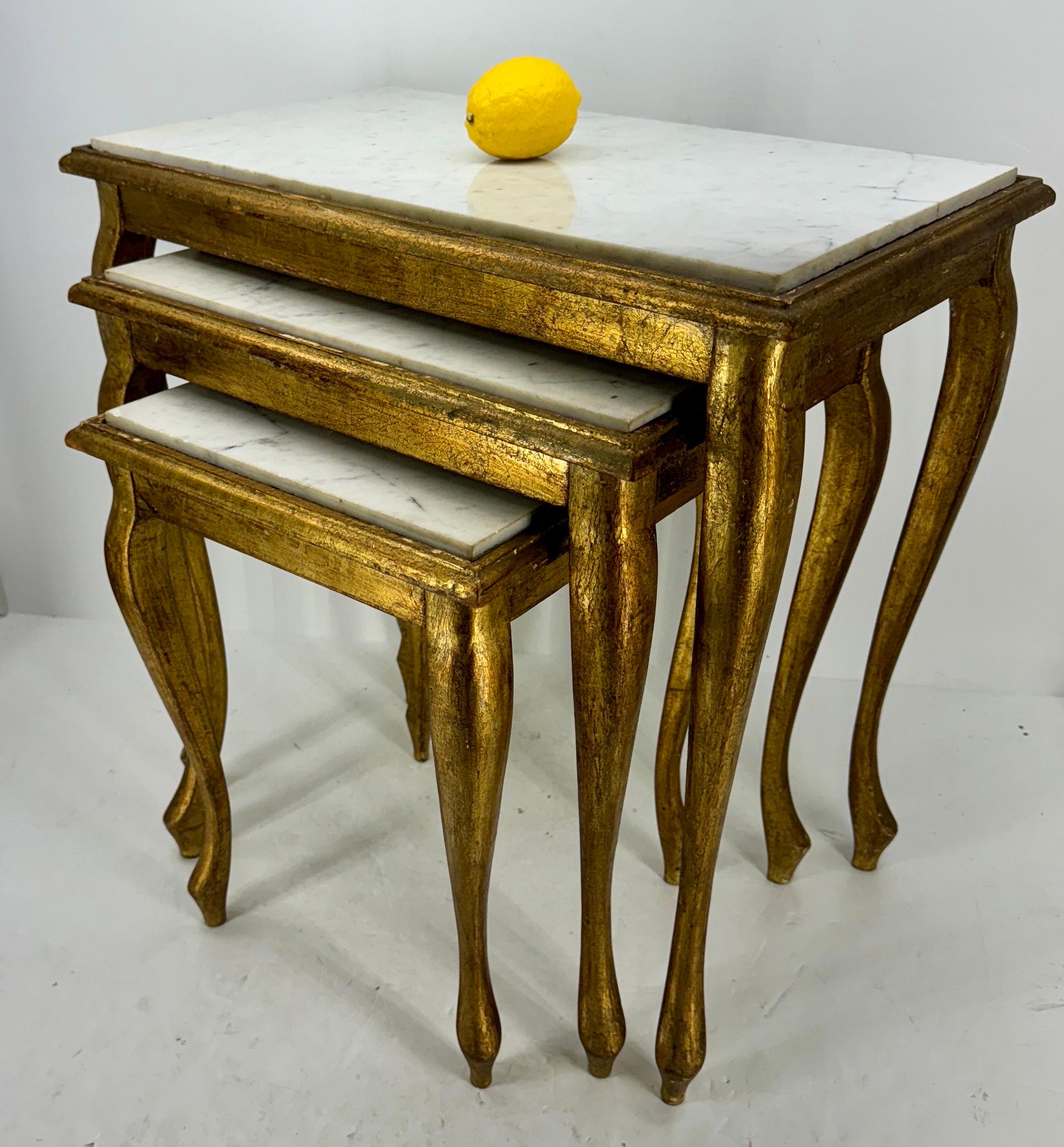 Ensemble de 3 tables gigognes en bois doré Florentine, plateau en marbre blanc Bon état - En vente à Haddonfield, NJ