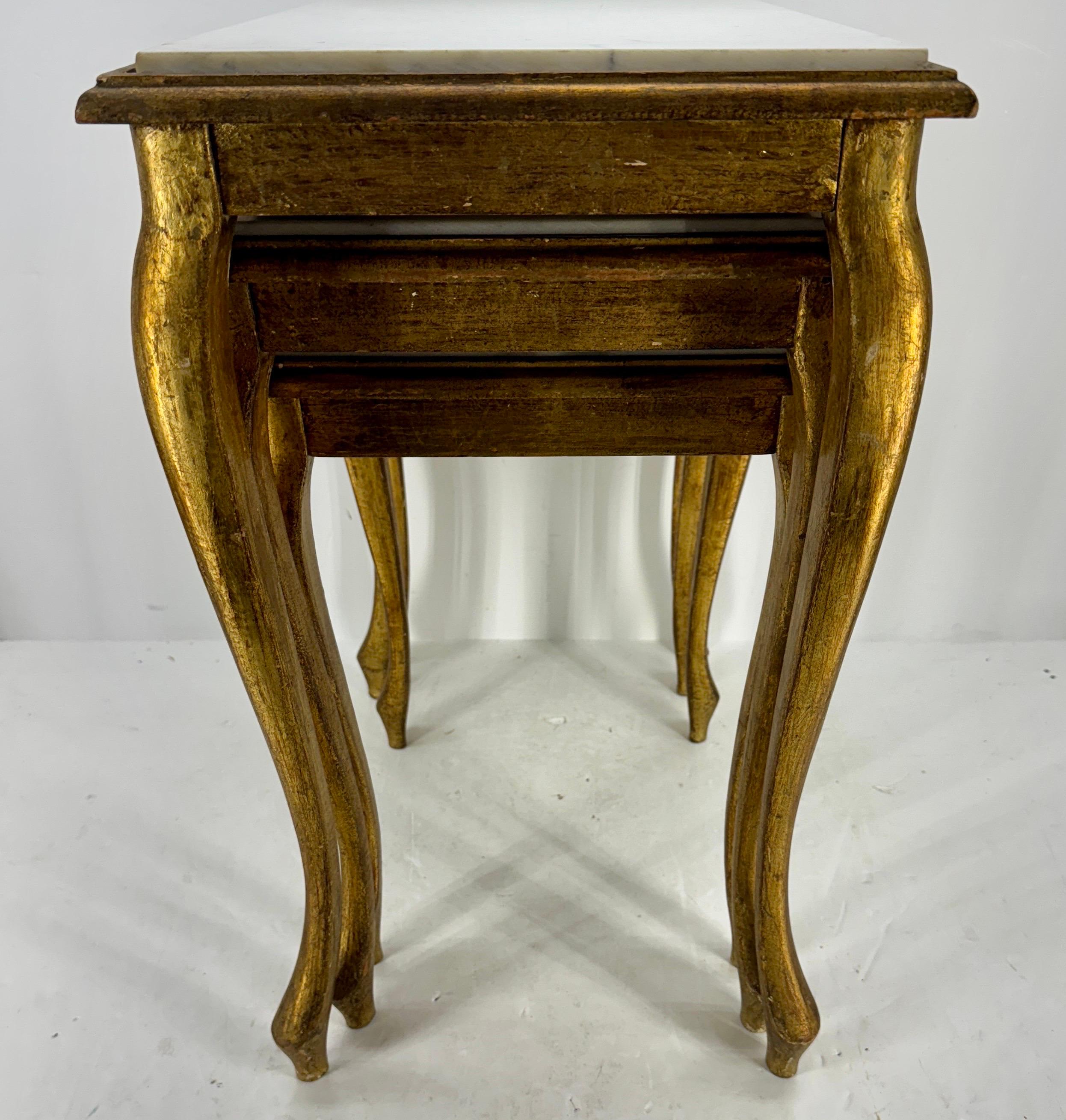 20ième siècle Ensemble de 3 tables gigognes en bois doré Florentine, plateau en marbre blanc en vente