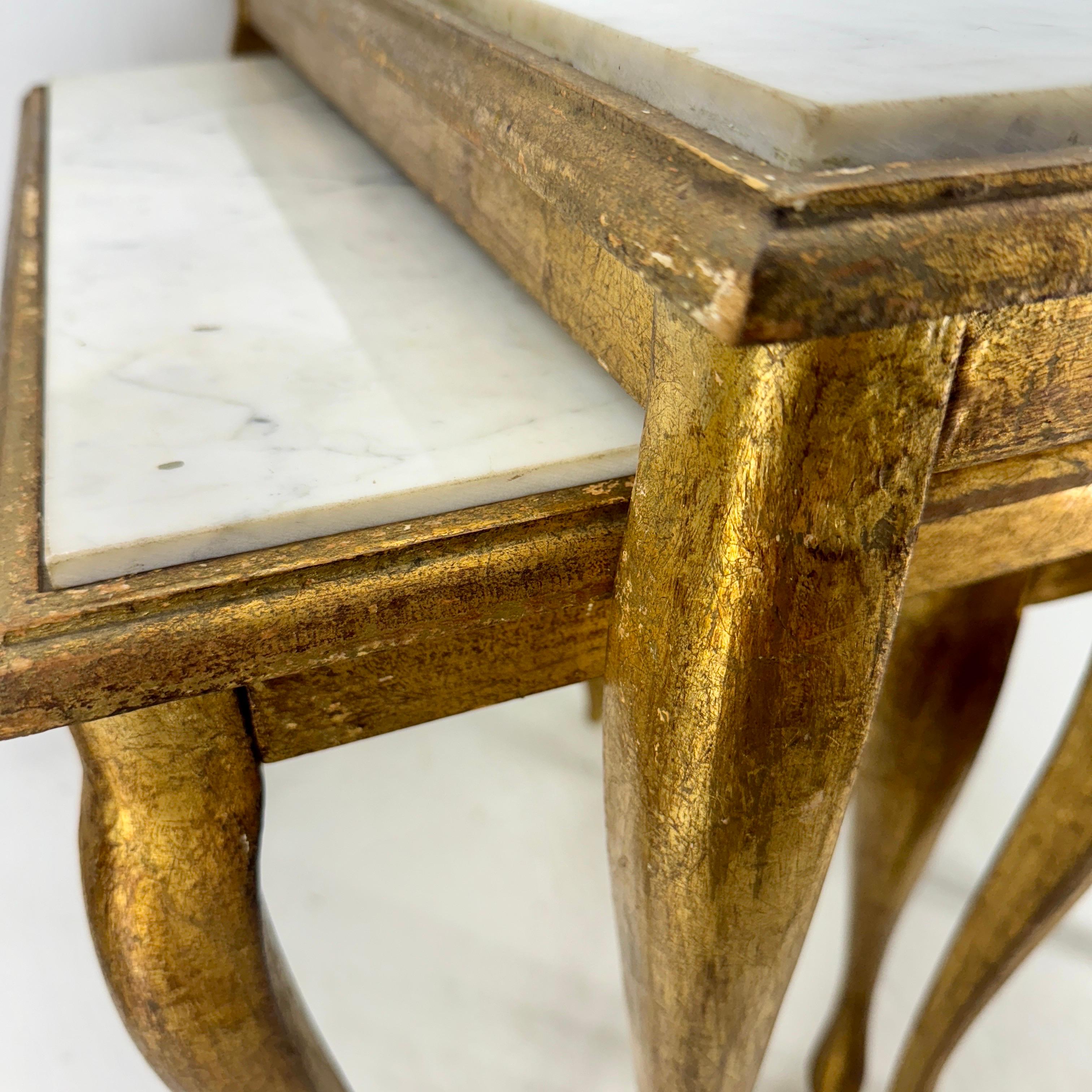Marbre Ensemble de 3 tables gigognes en bois doré Florentine, plateau en marbre blanc en vente