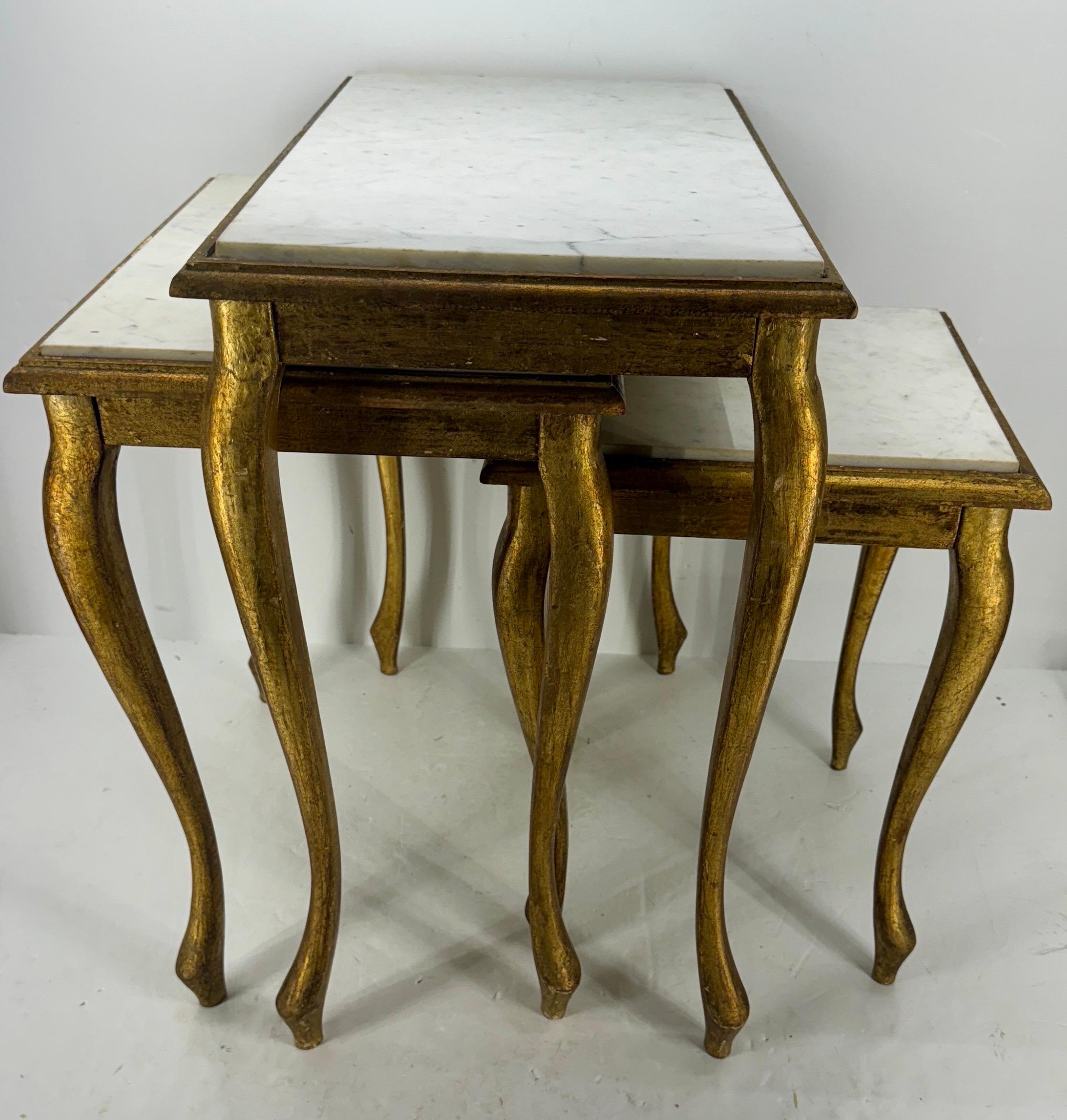 Ensemble de 3 tables gigognes en bois doré Florentine, plateau en marbre blanc en vente 1