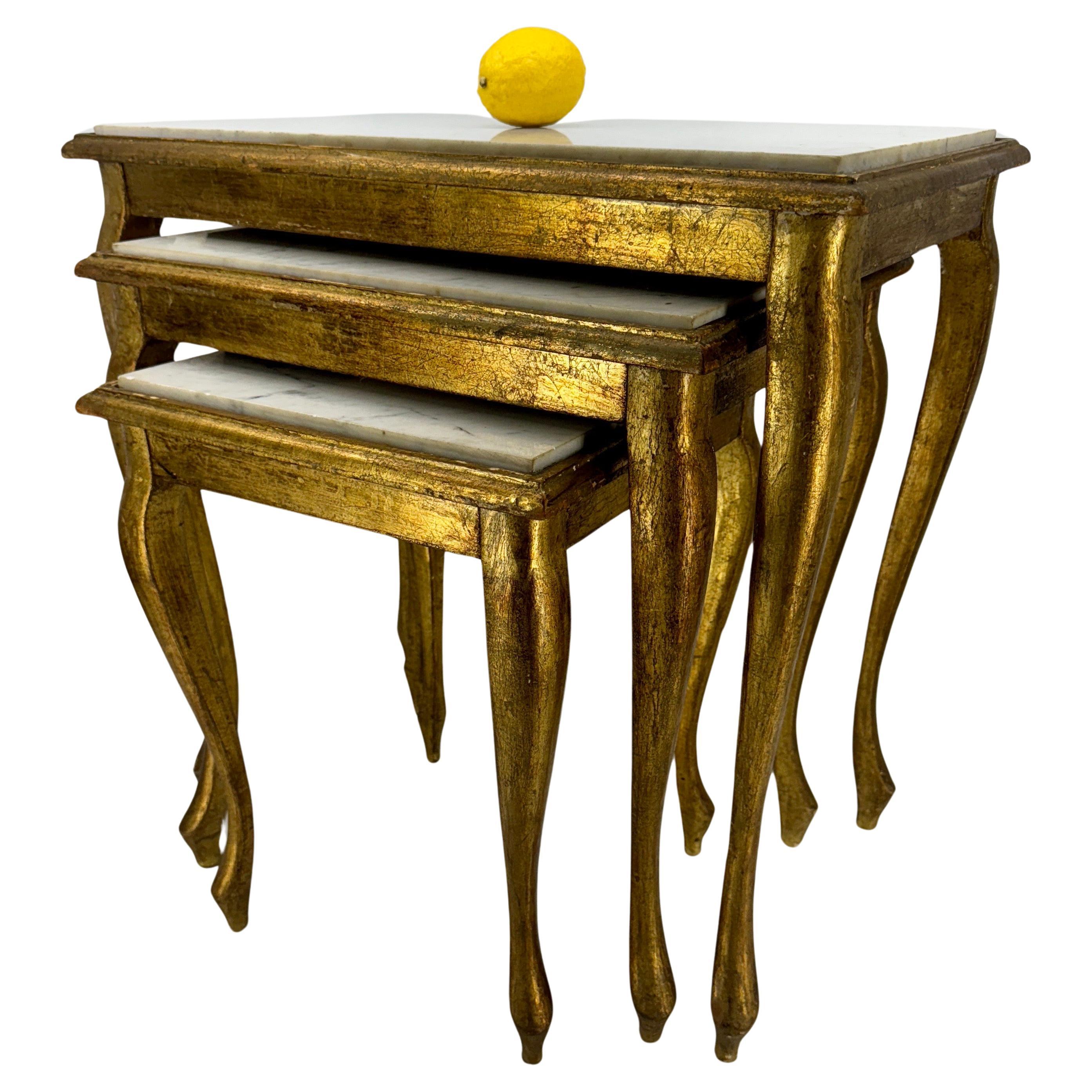Satz von 3 Florentine Giltwood weiß Marmorplatte Nisttische