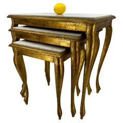 Ensemble de 3 tables gigognes en bois doré Florentine, plateau en marbre blanc