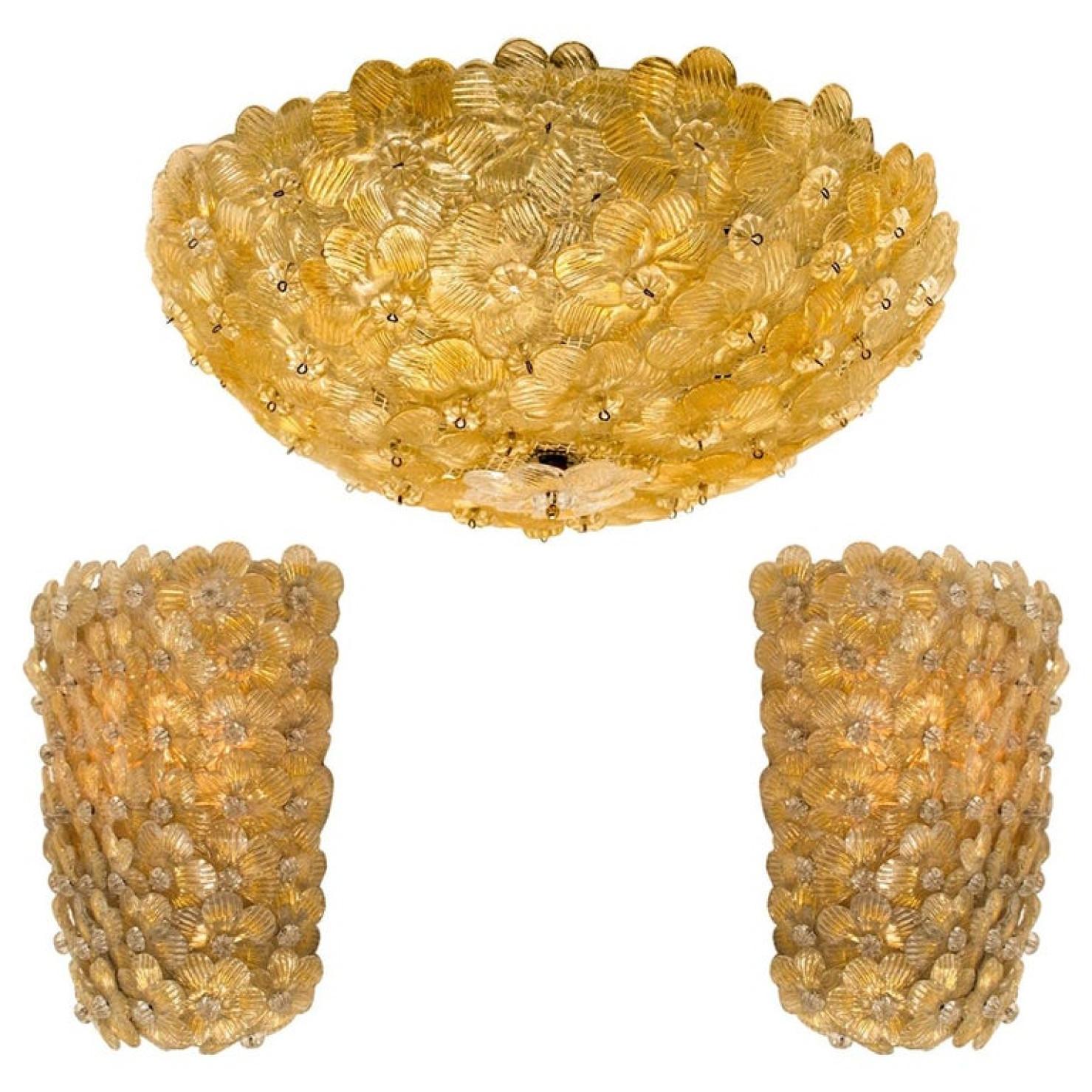 Dieses Set (1 Unterputzleuchte und 2 Wandleuchten) besteht aus Dutzenden von kleinen Rosen aus kostbarem Murano-Glas mit Goldeinschlüssen, die auf einem weiß lackierten Metallgitterrahmen befestigt sind. Leuchtet wunderschön.

In gutem Zustand.