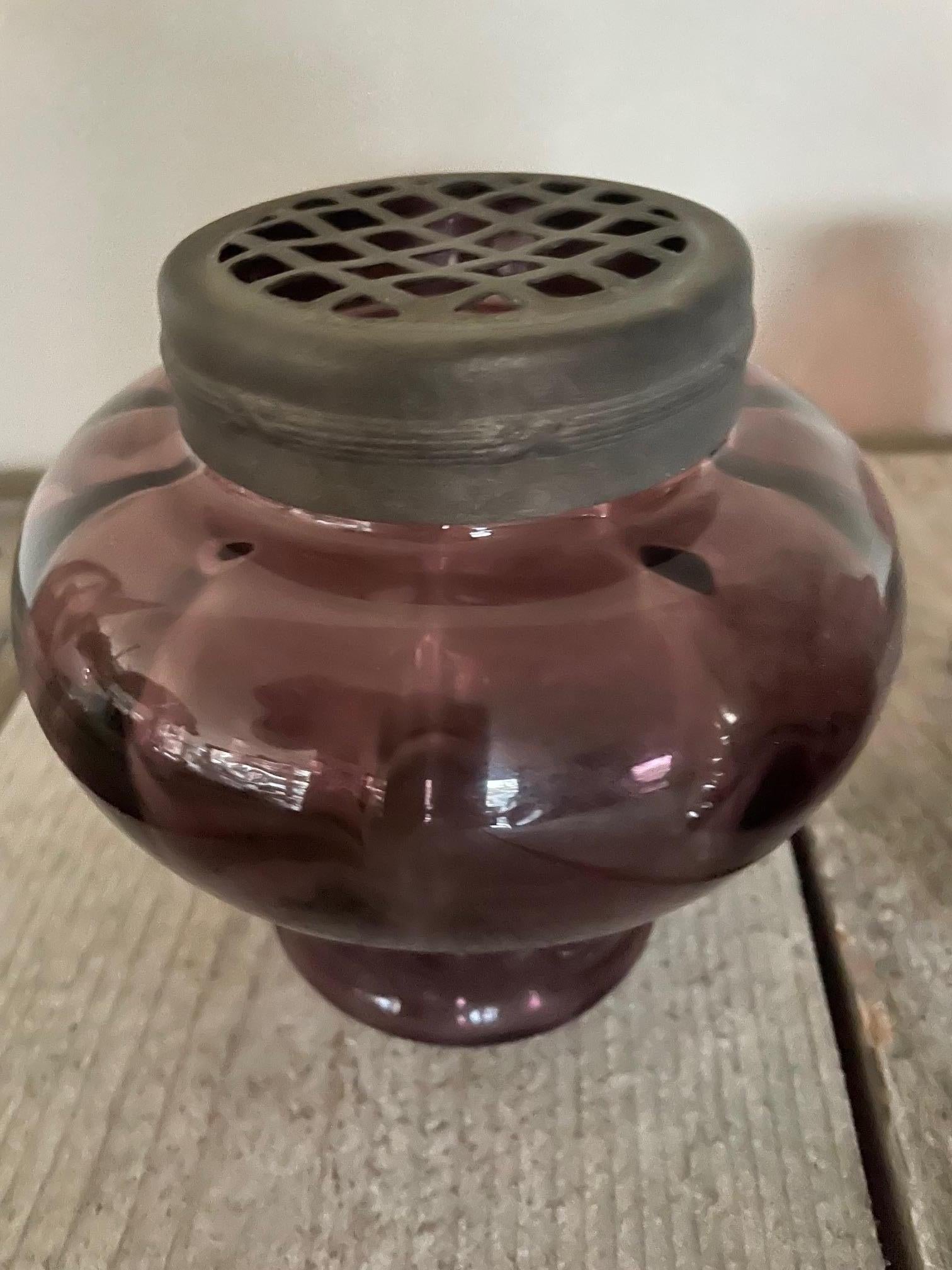 3er-Set Blumenpflücker aus der Glashütte Doyen.
Lila Farben mit einer Patina auf dem Eisen oben.
Einer der 3 Blumenstöcke ist am Hals beschädigt, aber wenn der Deckel aufgesetzt ist, ist es nicht allzu sichtbar.
