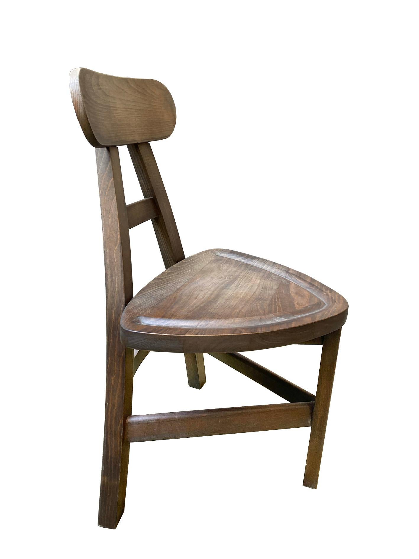 Diese charmanten dreibeinigen Stühle aus Buche im Folklorestil verkörpern eine zeitlose Ästhetik, die mühelos die Brücke zwischen rustikaler Schlichtheit und dauerhafter Handwerkskunst schlägt. Diese mit Sorgfalt und Liebe zum Detail handgefertigten