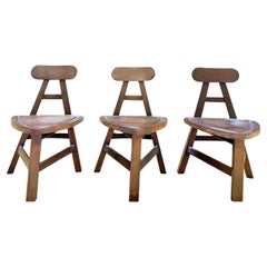 Drei Stühle im Folk-Stil, handgeschnitzt aus massiver Buche.