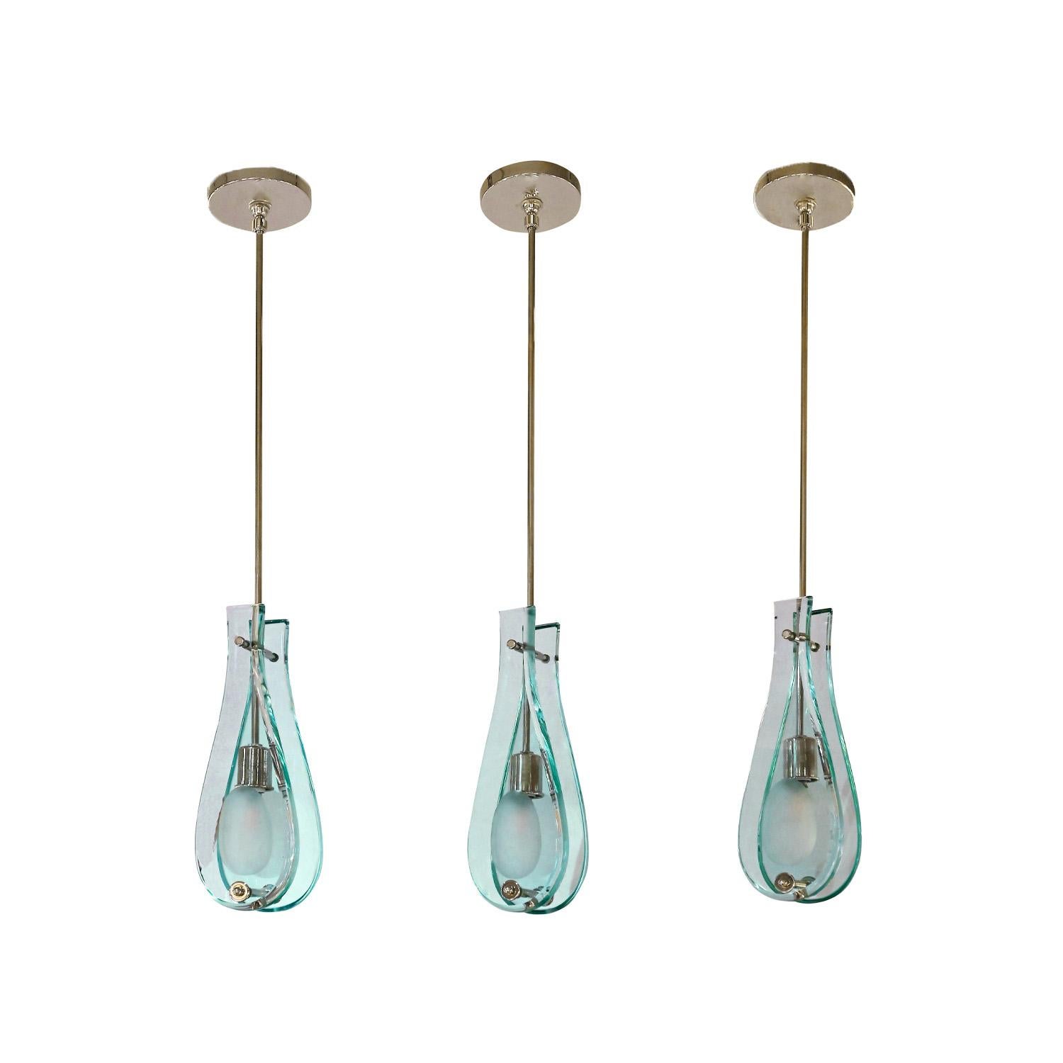 Set di 3 lampade a sospensione con facciate in vetro bilaterale tagliato a mano e ferramenta cromata alla maniera di Fontana Arte, Milano Italia, anni '50. Sono stati ricablati da Lobel Modern: ora hanno prese a candelabro americane (in origine