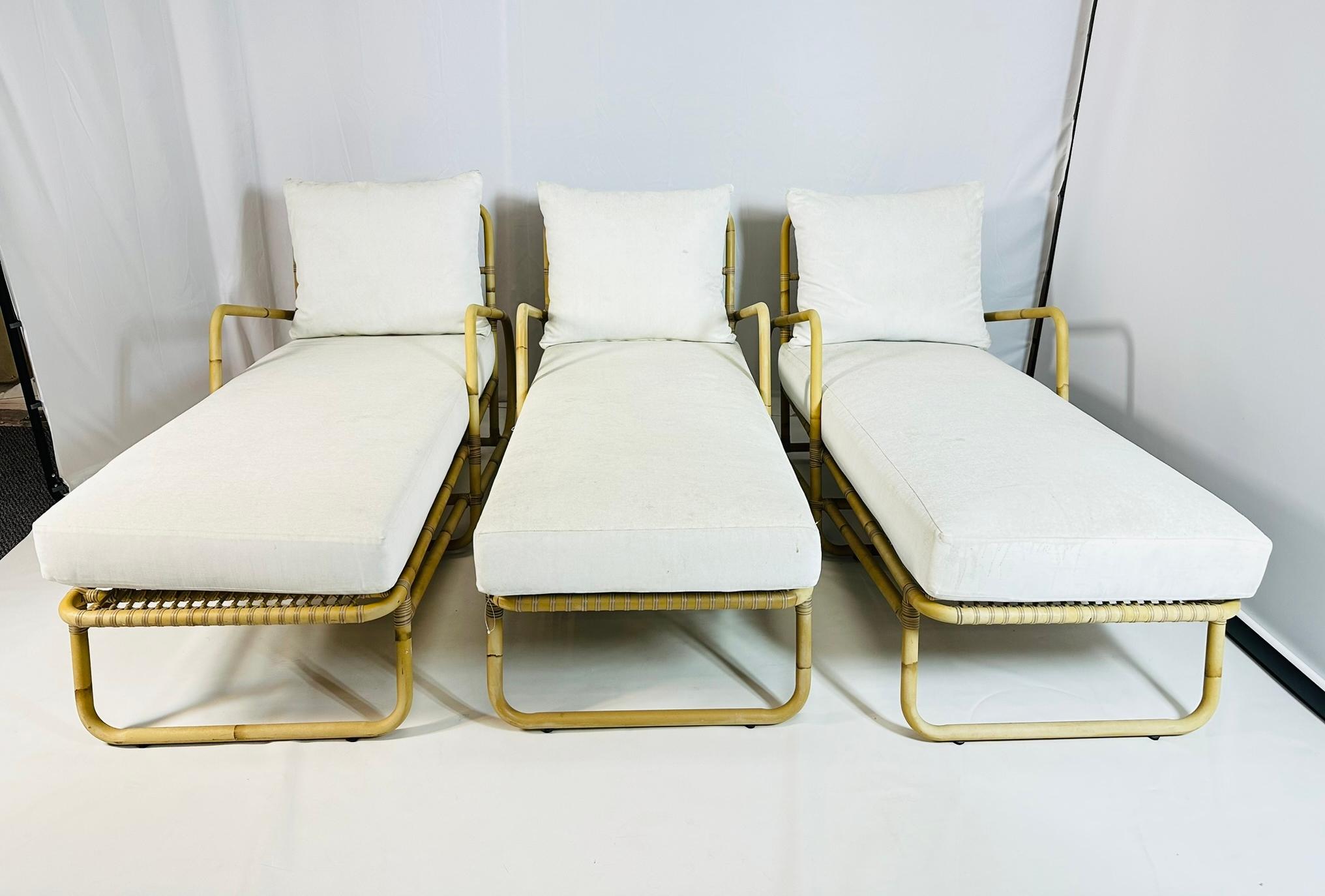 Moderne Lot de 3 chaises d'extérieur Four Hands Roots Riley - Faux Rattan en vente