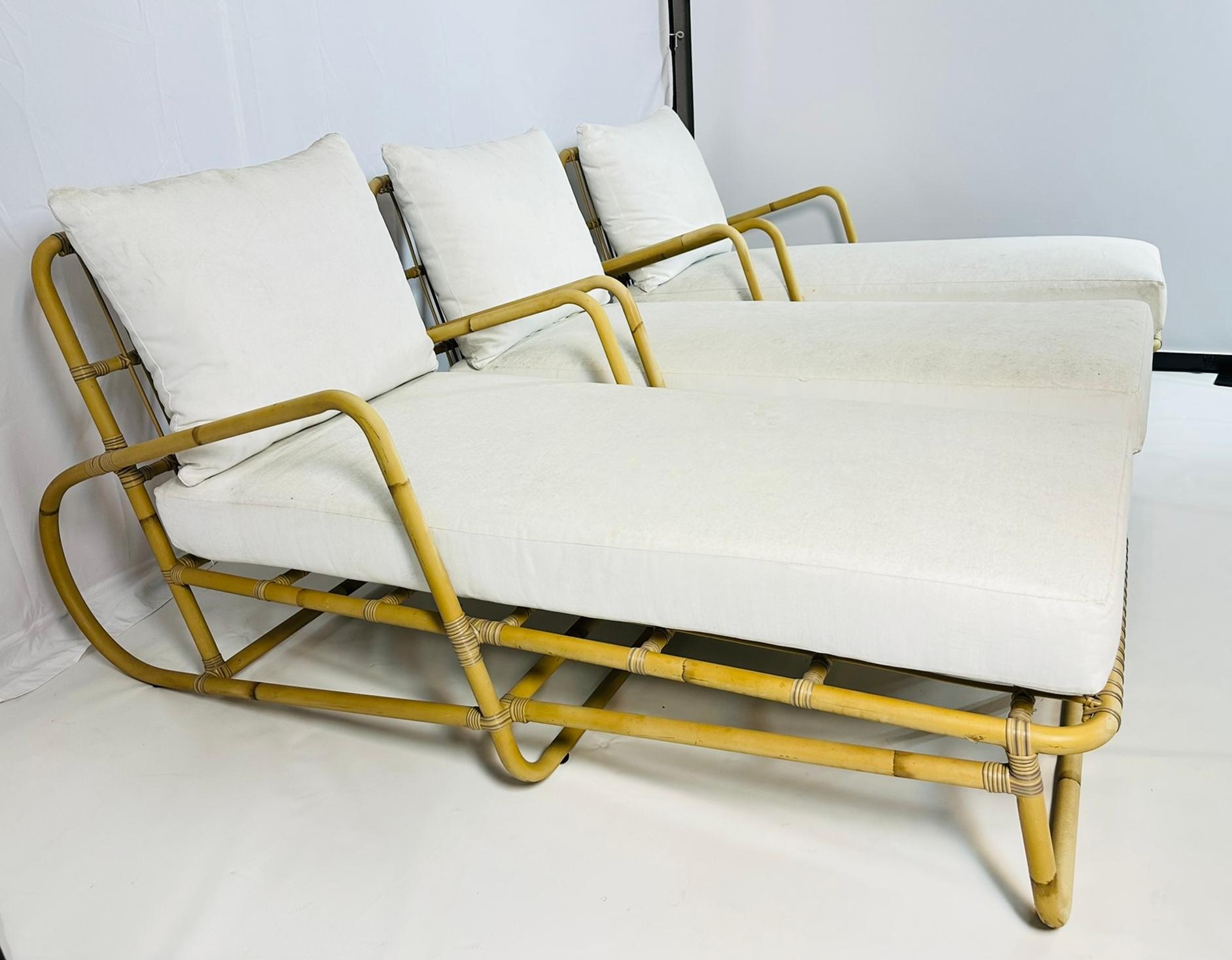 Américain Lot de 3 chaises d'extérieur Four Hands Roots Riley - Faux Rattan en vente