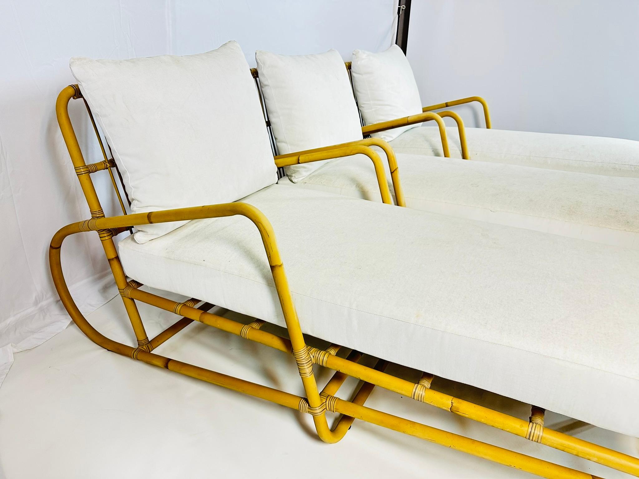 Fait main Lot de 3 chaises d'extérieur Four Hands Roots Riley - Faux Rattan en vente
