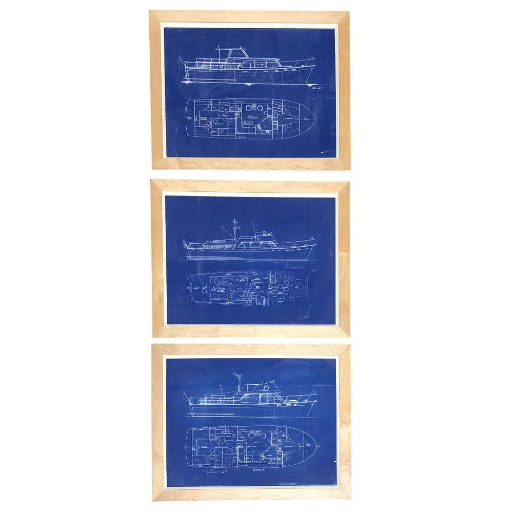 Ensemble de 3 impressions de plans de bateaux vintage représentant 3 yachts de croisière différents. Chaque pièce présente des illustrations détaillées et finement rendues de yachts classiques, capturant l'élégance et le savoir-faire de ces navires.