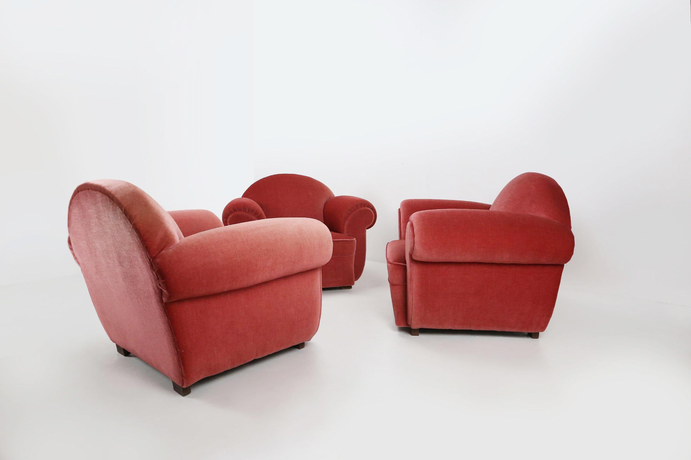 France / 1930 / 3 Fauteuils / velours / Art Déco

Un ensemble de trois très beaux fauteuils Art Déco en velours rose ou rouge framboise avec des pieds carrés en bois. 

Cet ensemble étonnant, avec sa couleur attrayante et ses silhouettes arrondies,