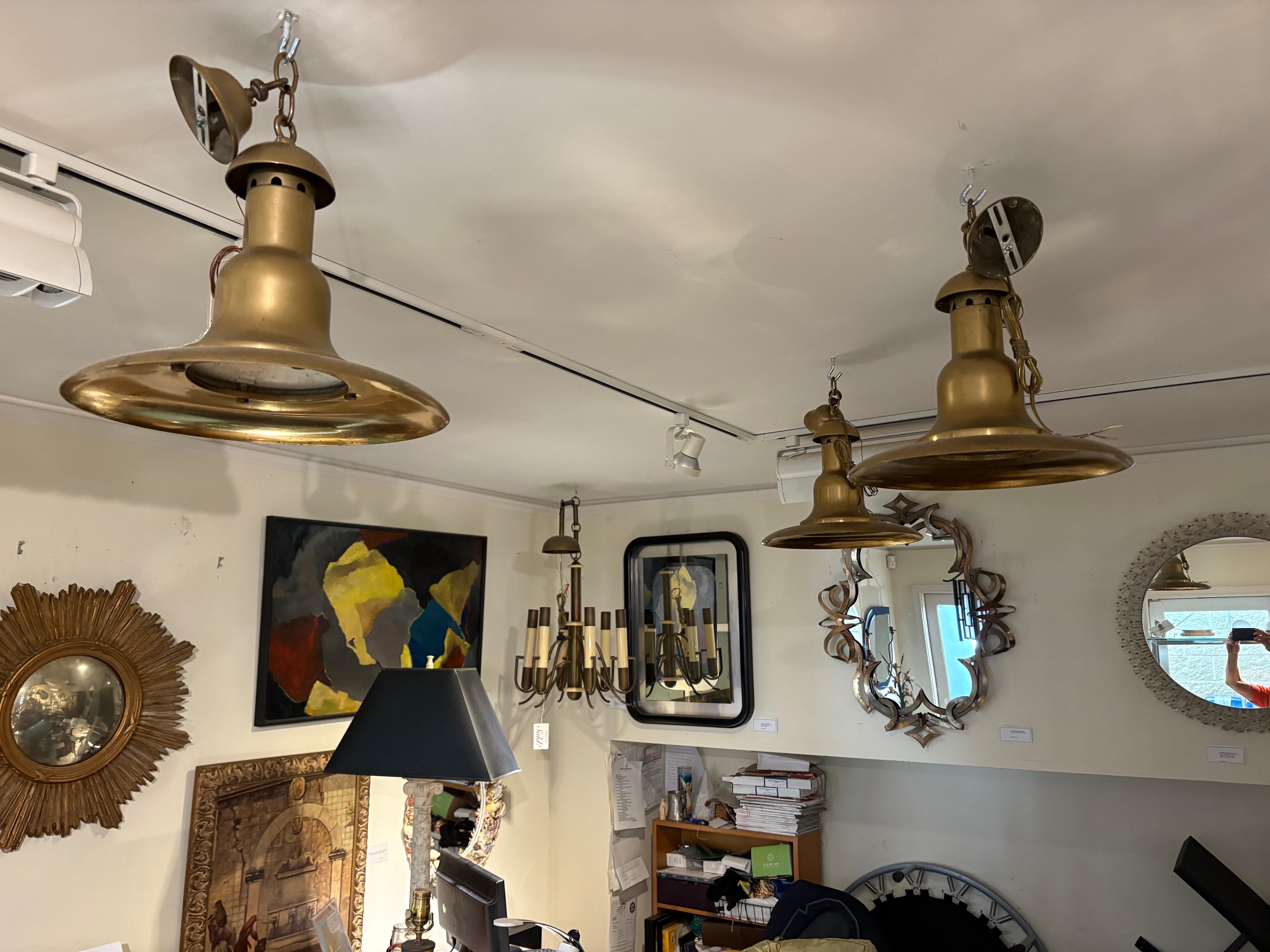 Set di 3 pendenti in ottone francese.
In offerta un bel gruppo di pendenti francesi in ottone. Questi pendenti, provenienti dalla Francia, provengono probabilmente da un negozio o da una fabbrica, ma sarebbero perfetti sopra un'isola, un bar o una