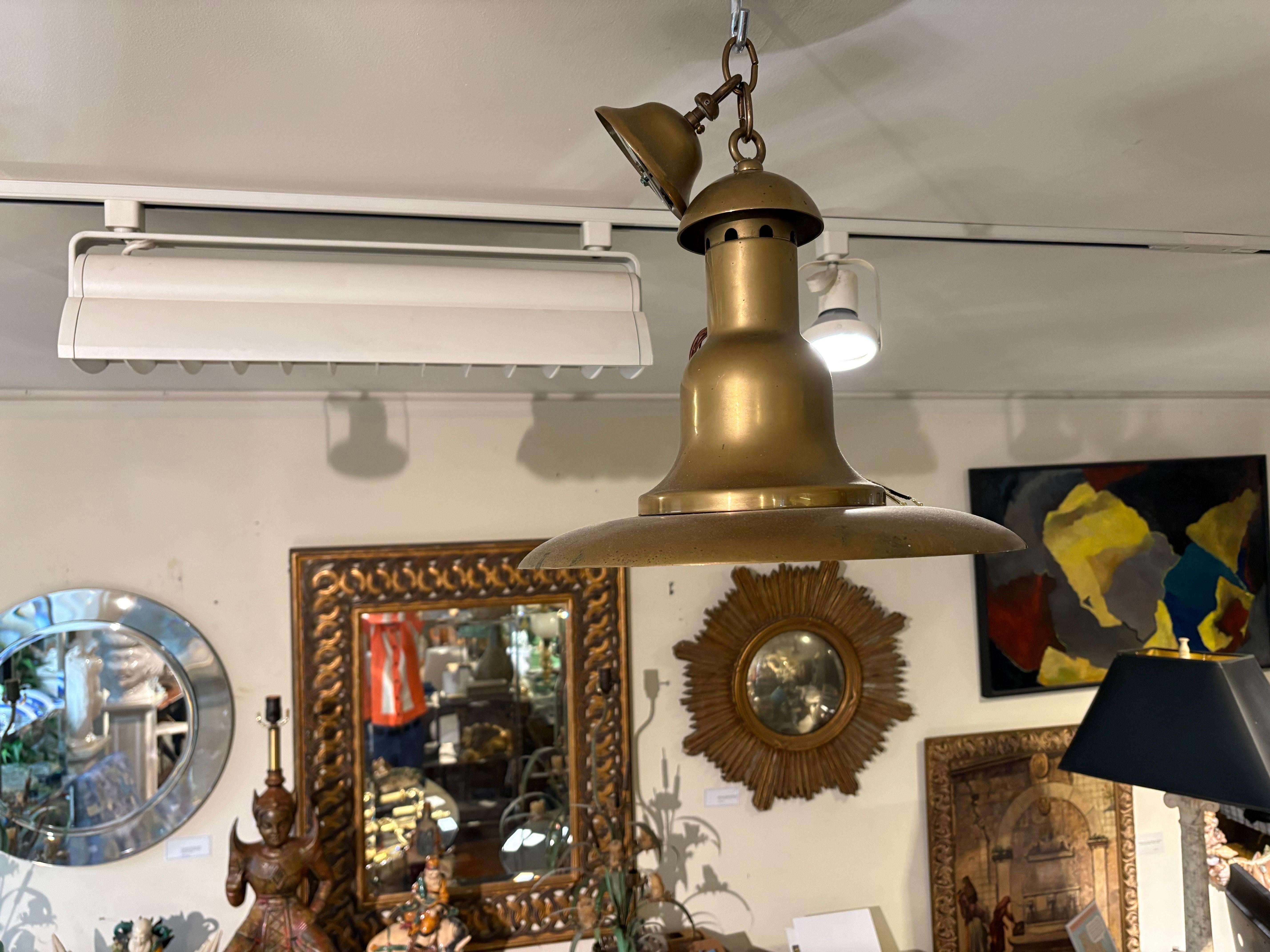 Art Déco Set di 3 ciondoli francesi in ottone in vendita