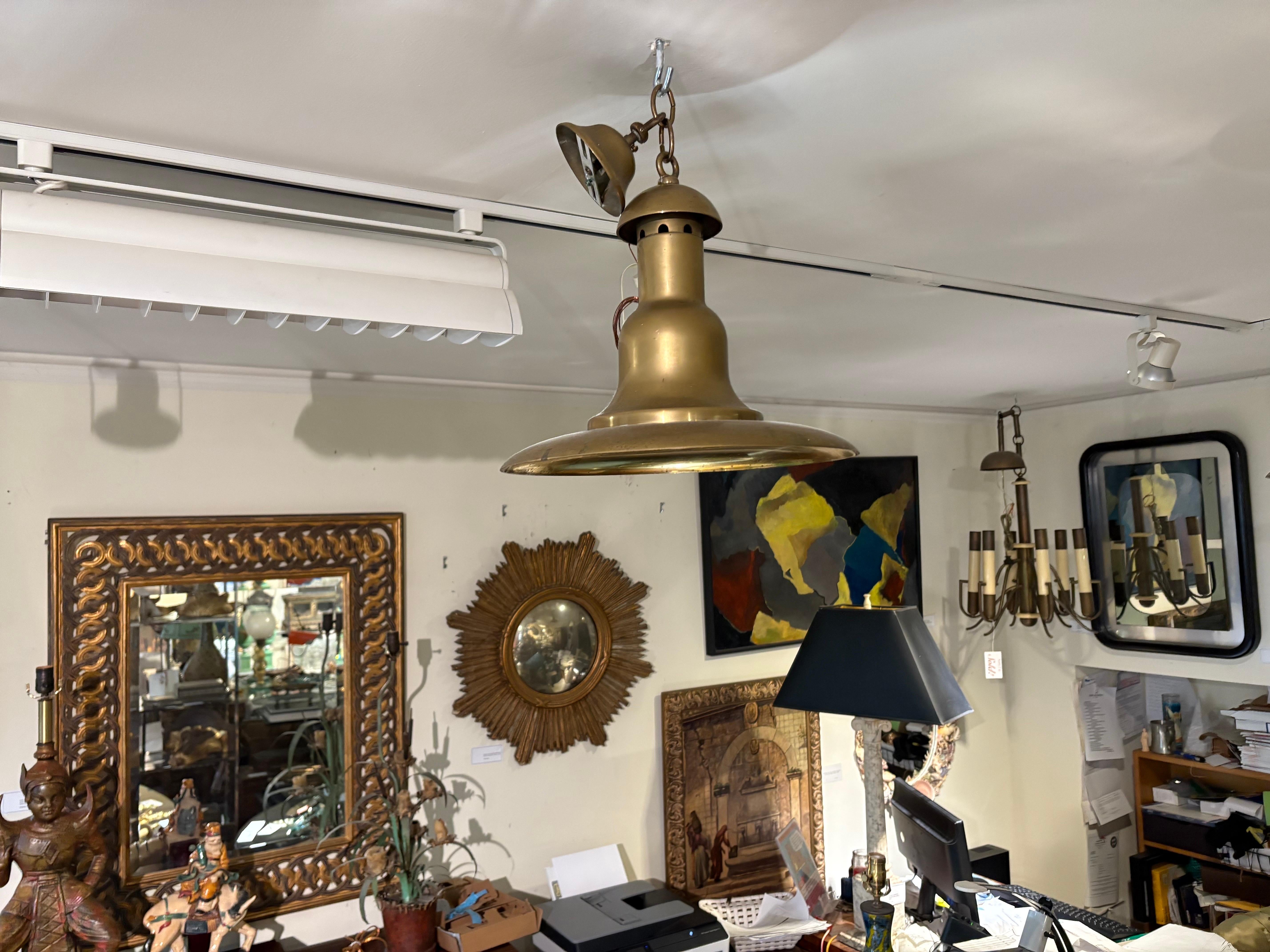 Set di 3 ciondoli francesi in ottone in vendita 1