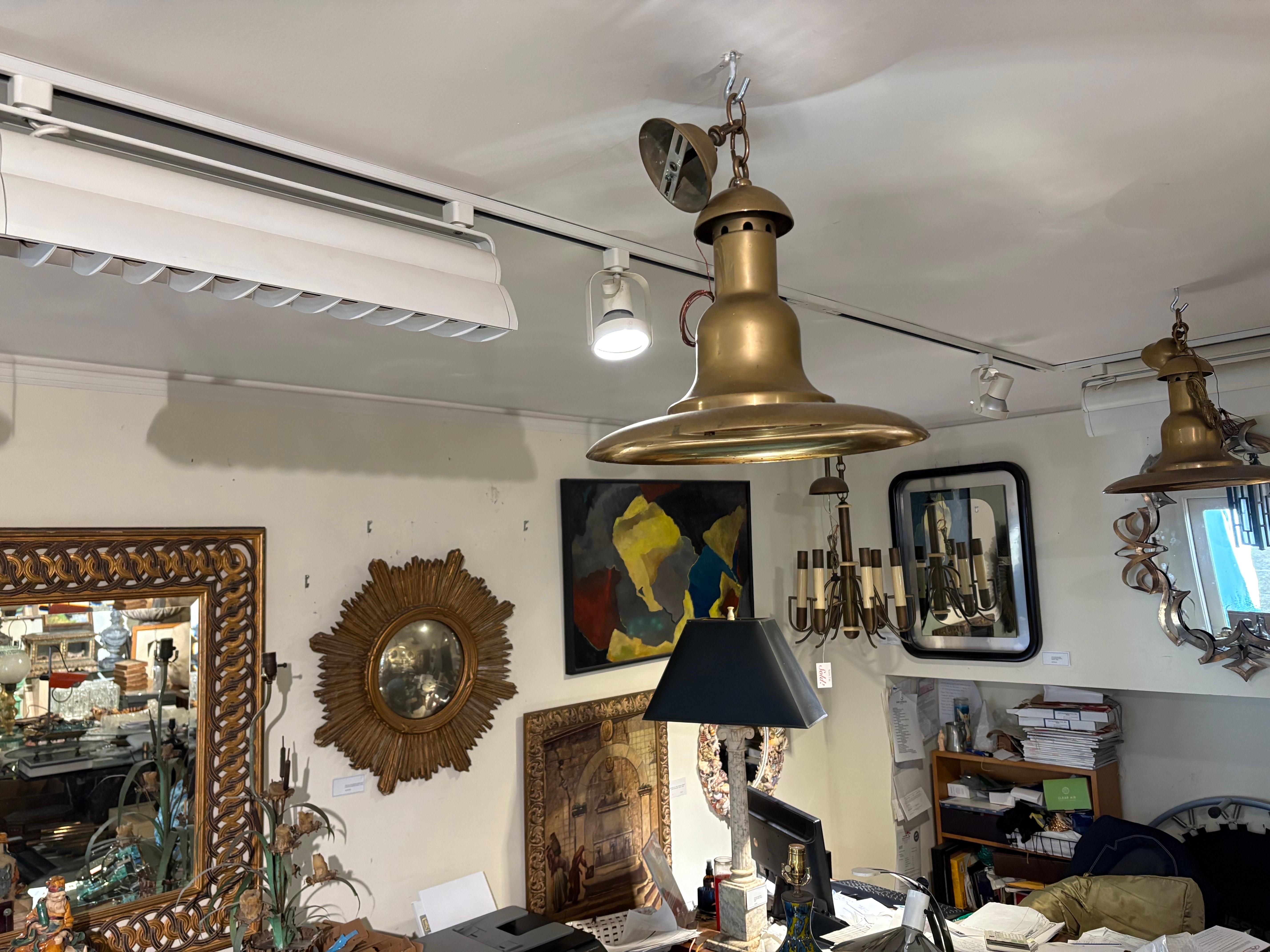 Set di 3 ciondoli francesi in ottone in vendita 2