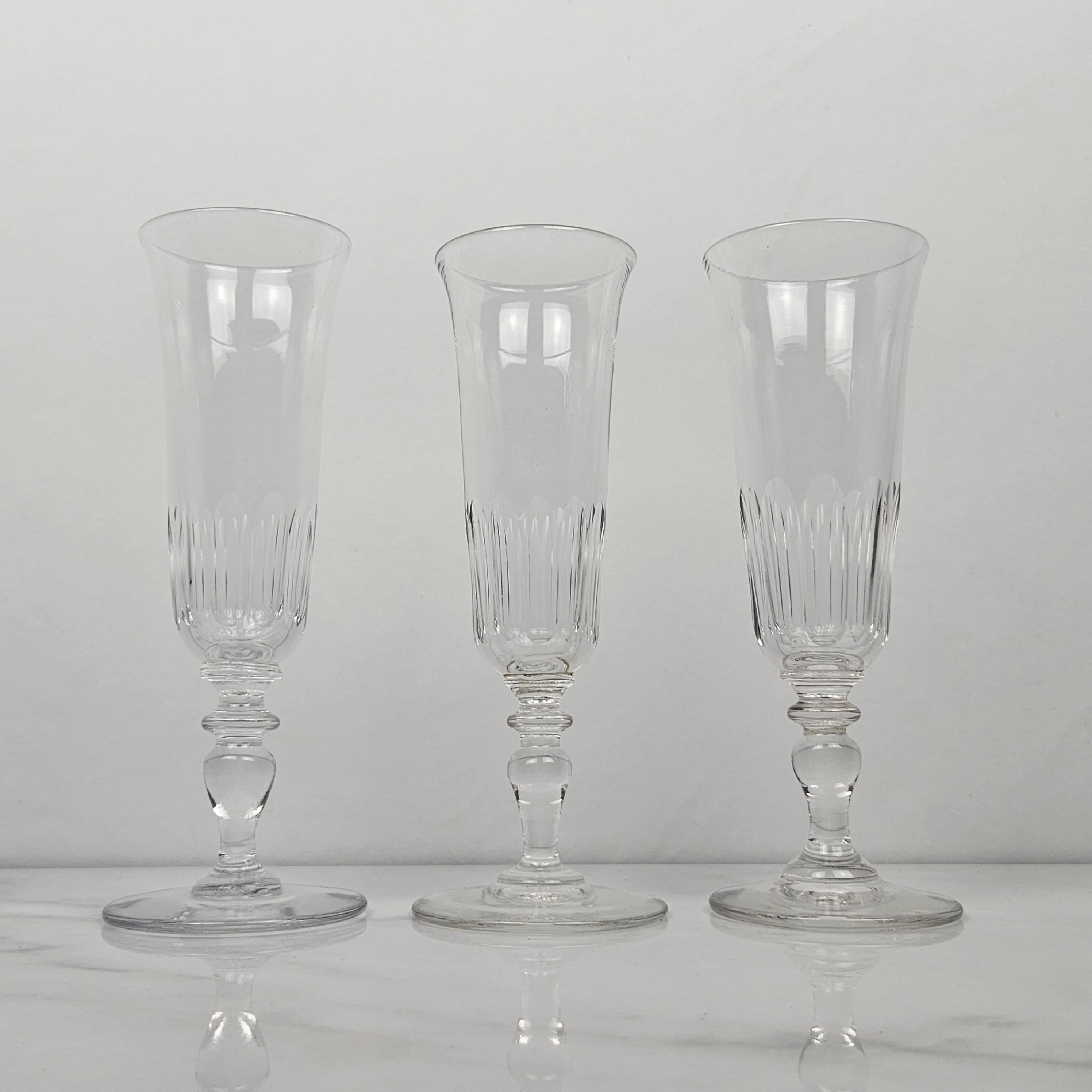 Un bel ensemble de trois flûtes à champagne françaises faites à la main en verre de cristal, fabriquées vers 1880.  

Ces verres anciens sont soufflés à la bouche. 

Remarquez les très beaux détails et le design élégant.
Méticuleusement fabriquées à