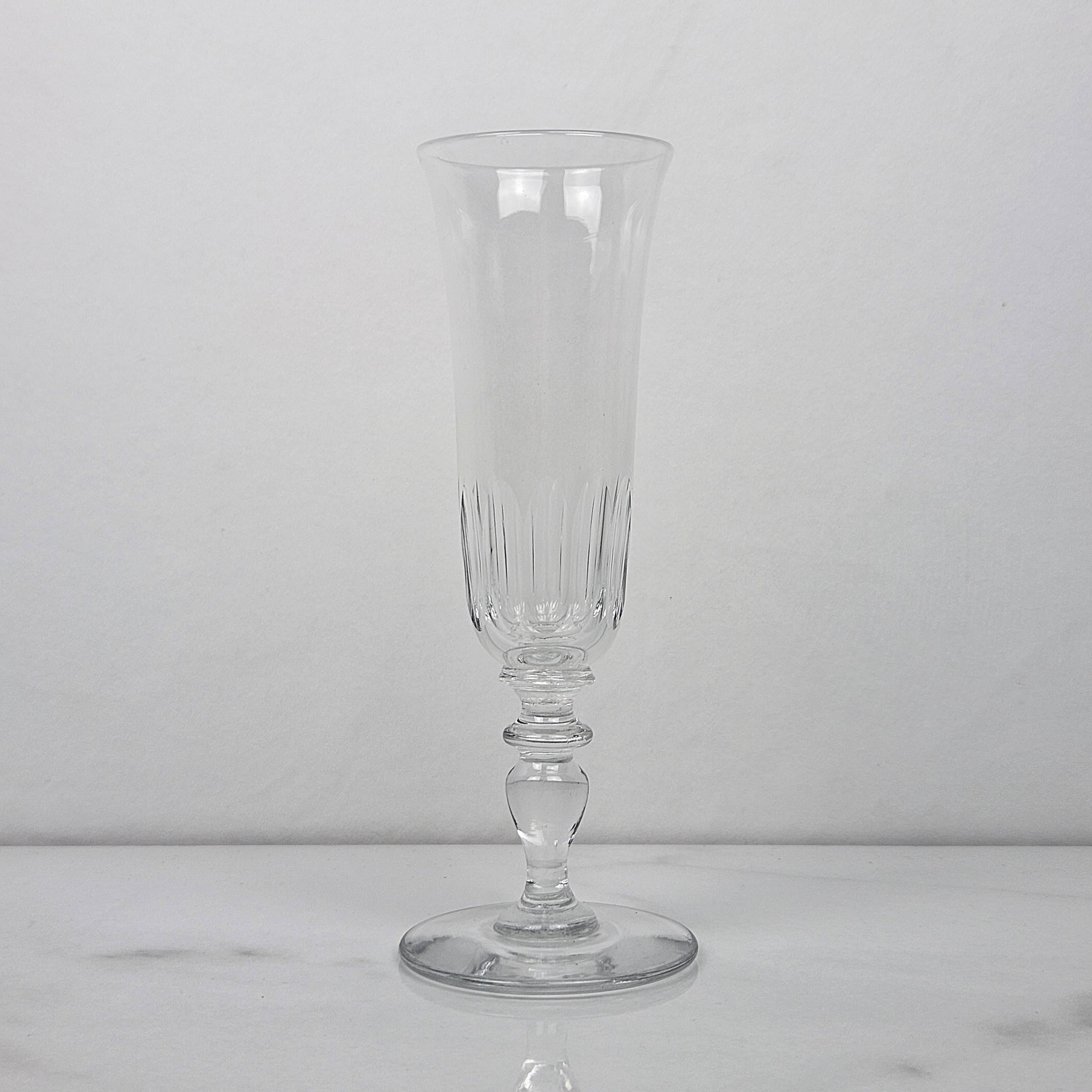 Romantique Ensemble de 3 flûtes à champagne françaises en cristal, vers 1880 en vente