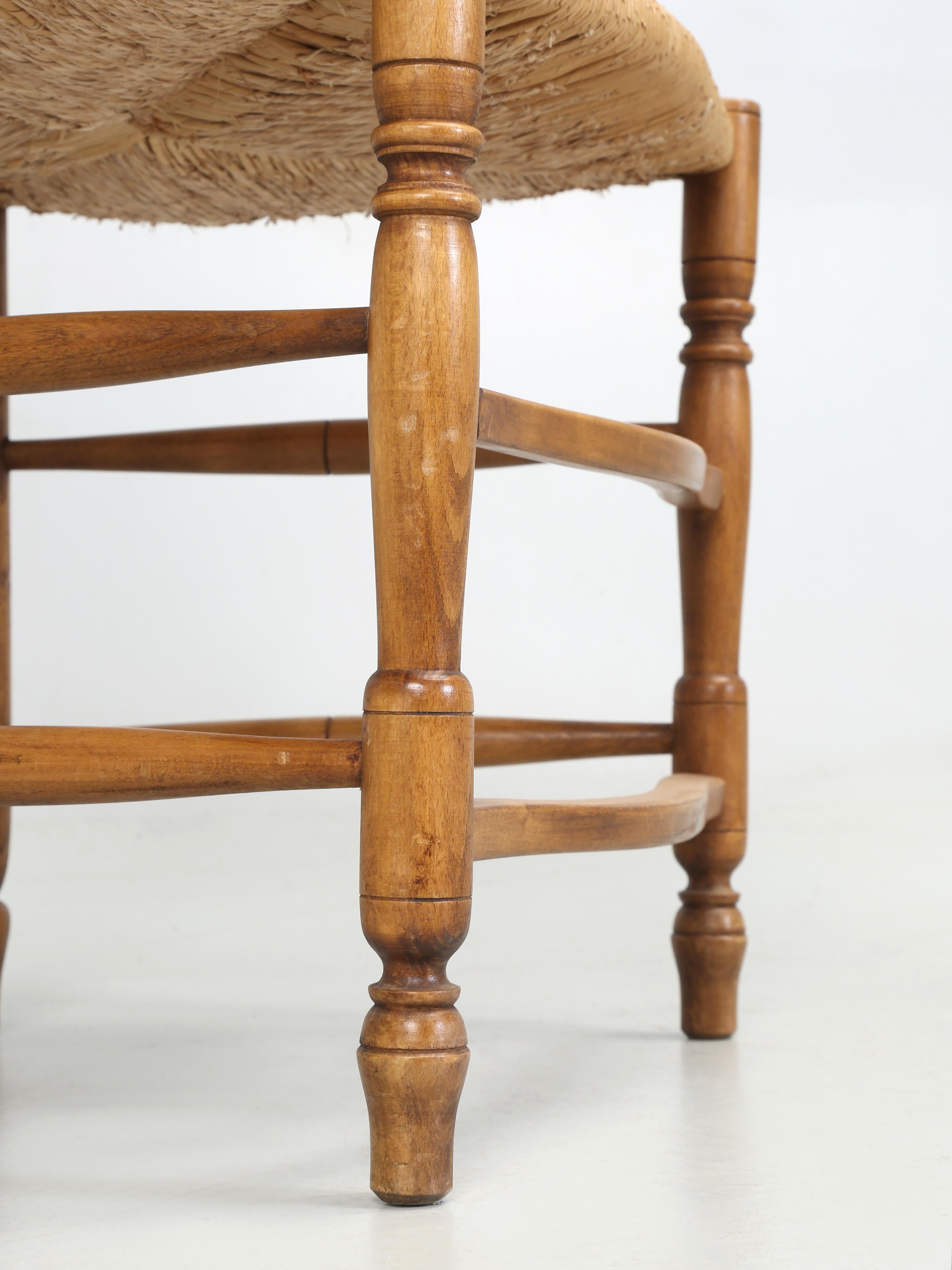 Juego de 3 sillas de comedor de estilo rural francés fabricadas a mano por la familia Lacroix desde 1856 en venta 2