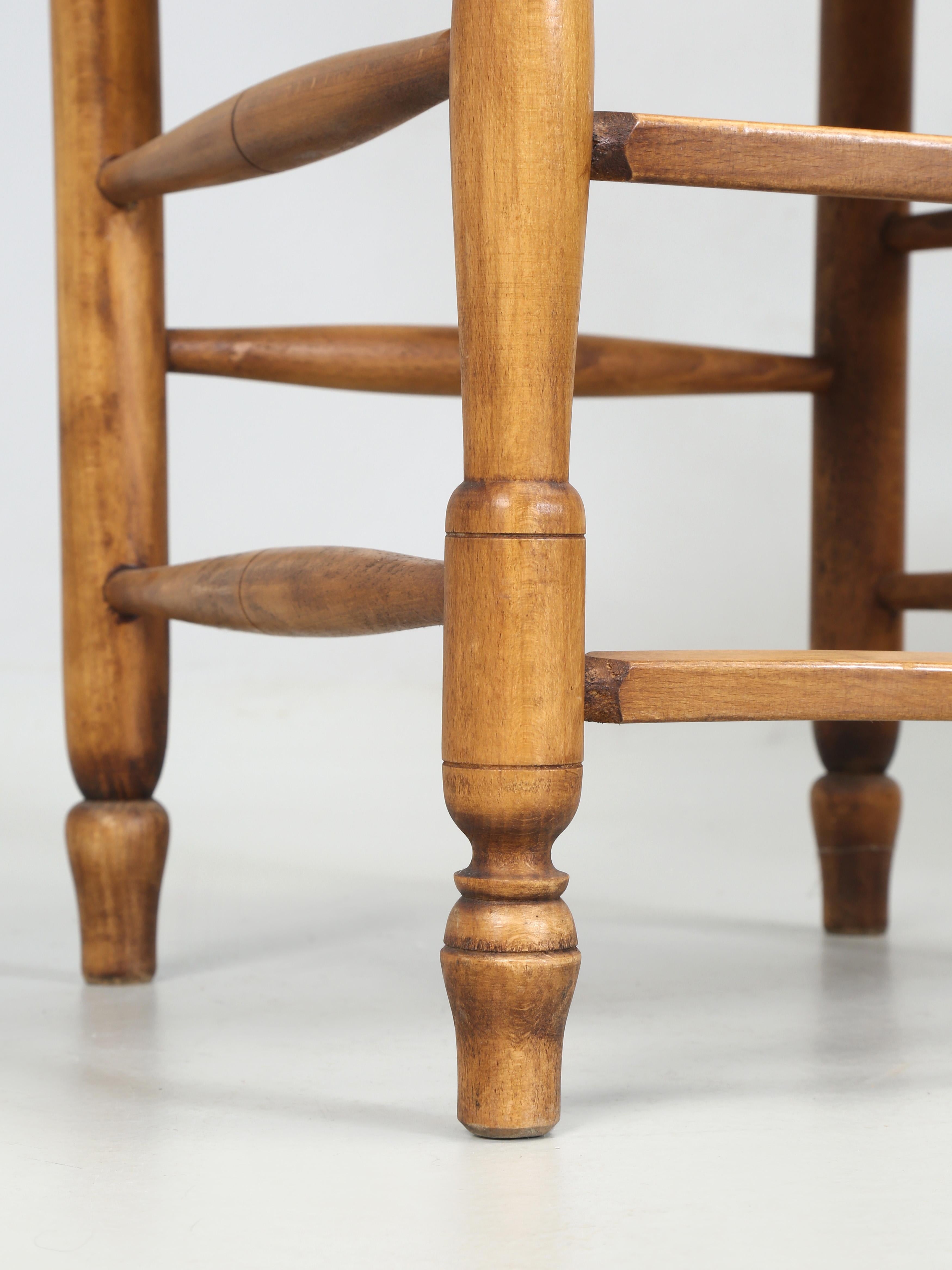 Juego de 3 sillas de comedor de estilo rural francés fabricadas a mano por la familia Lacroix desde 1856 en venta 3