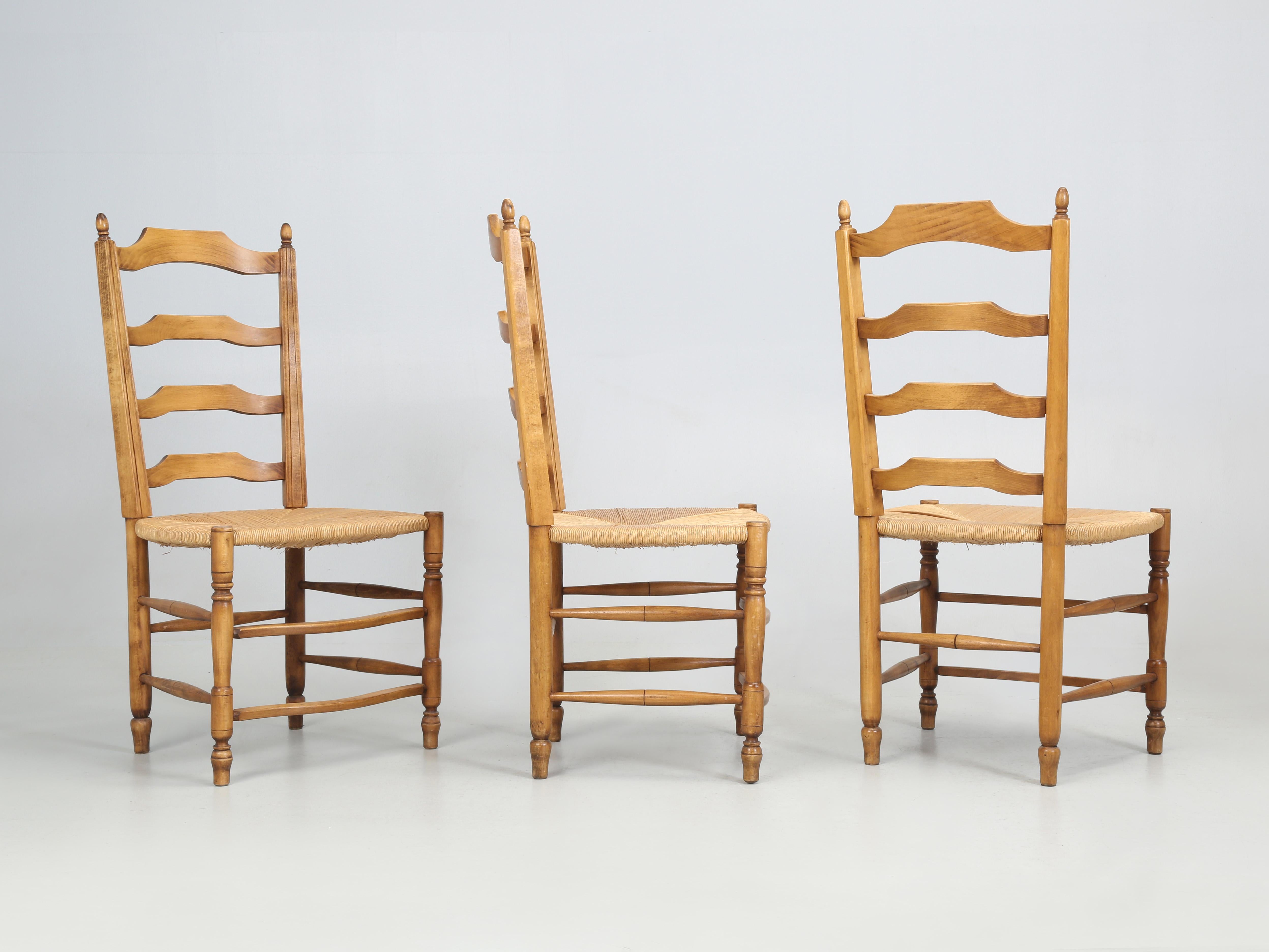 Juego de (3) Sillas de Comedor Campestres Francesas hechas a mano por la familia Lacroix, que empezó a fabricar Sillas de Comedor Campestres Francesas en 1856. Las Sillas de Comedor Francesas están bellamente elaboradas al más alto nivel, a la vez