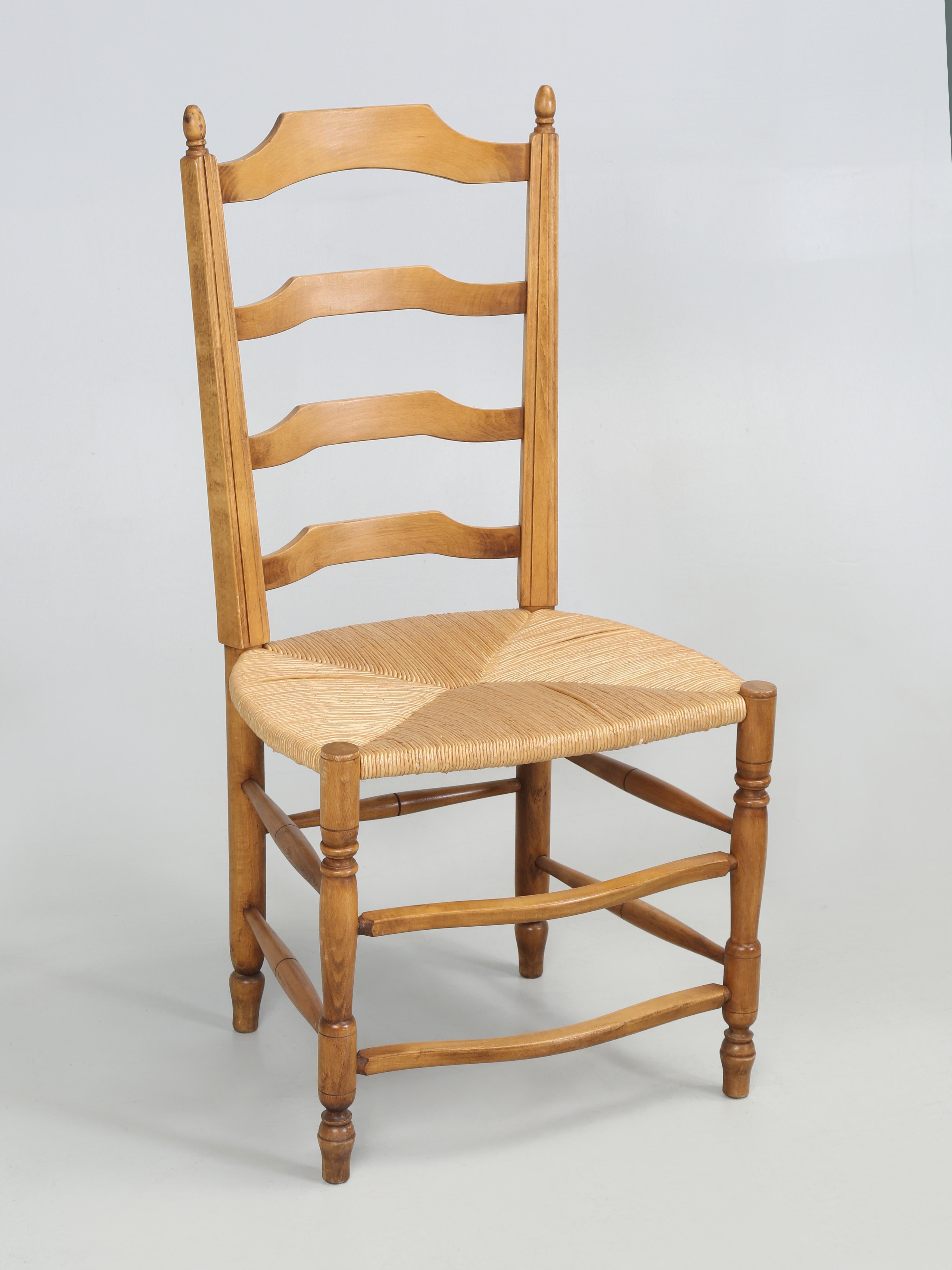 Juego de 3 sillas de comedor de estilo rural francés fabricadas a mano por la familia Lacroix desde 1856 De campo en venta