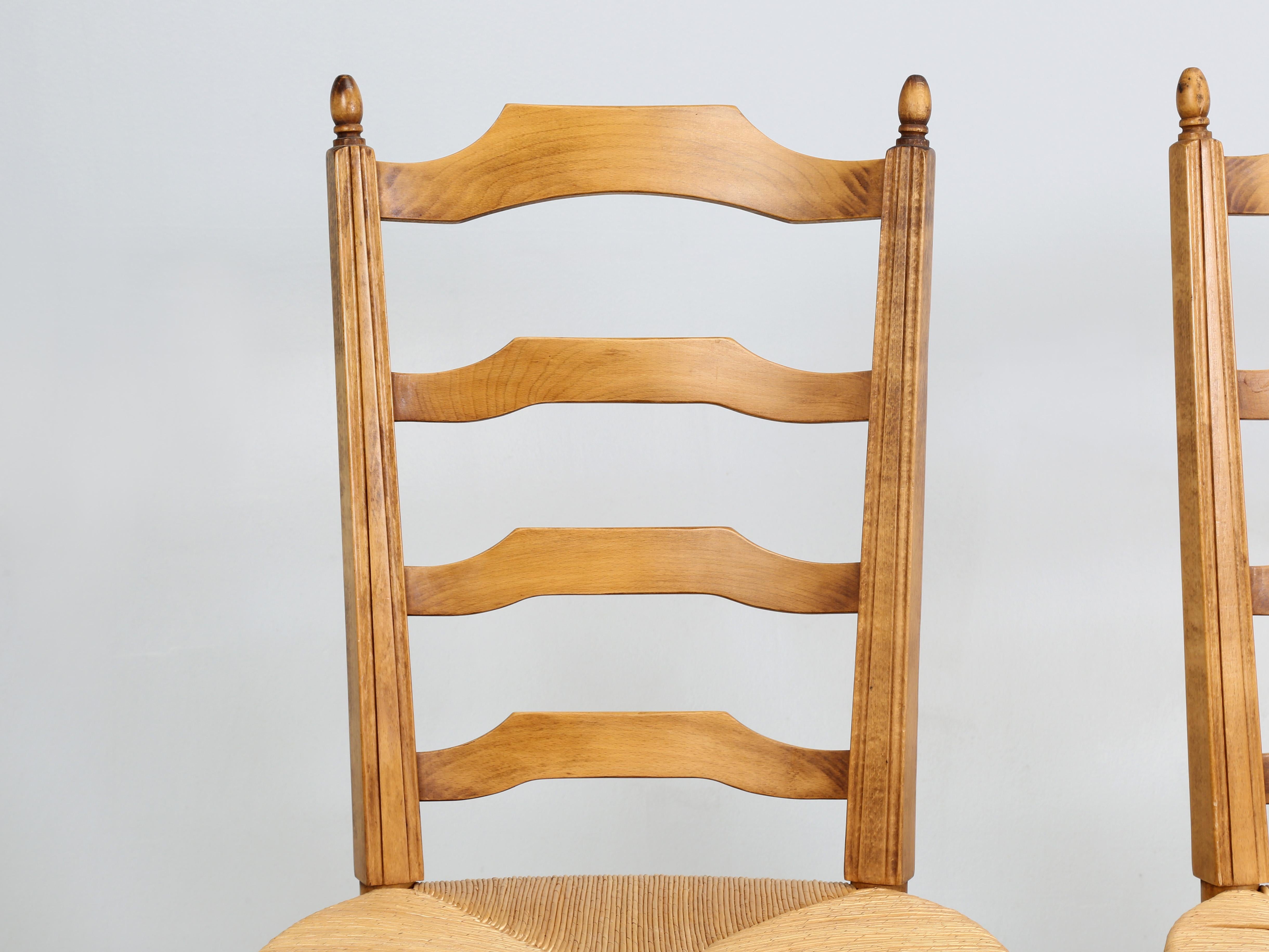 Juego de 3 sillas de comedor de estilo rural francés fabricadas a mano por la familia Lacroix desde 1856 Francés en venta