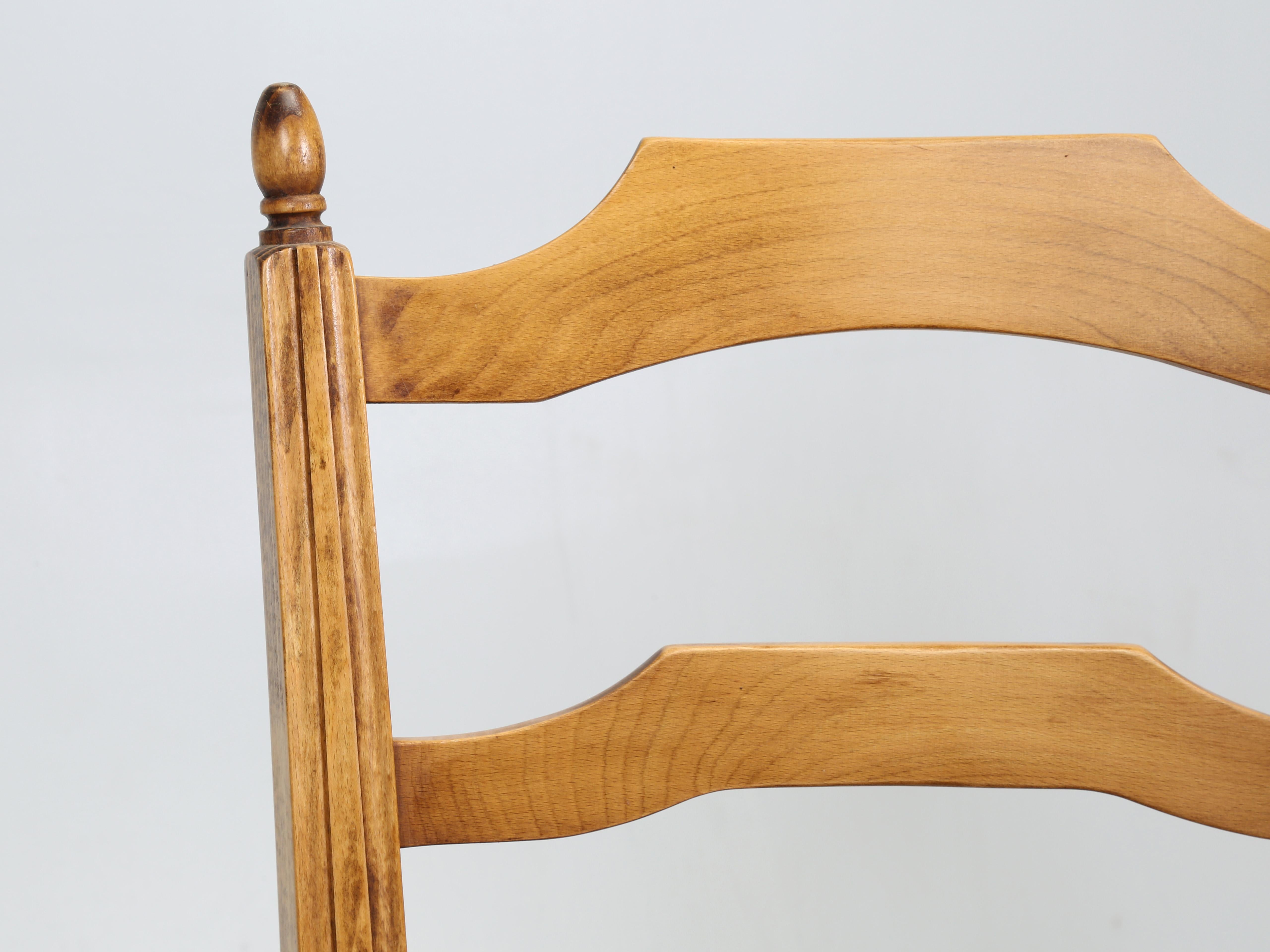 Juego de 3 sillas de comedor de estilo rural francés fabricadas a mano por la familia Lacroix desde 1856 Hecho a mano en venta