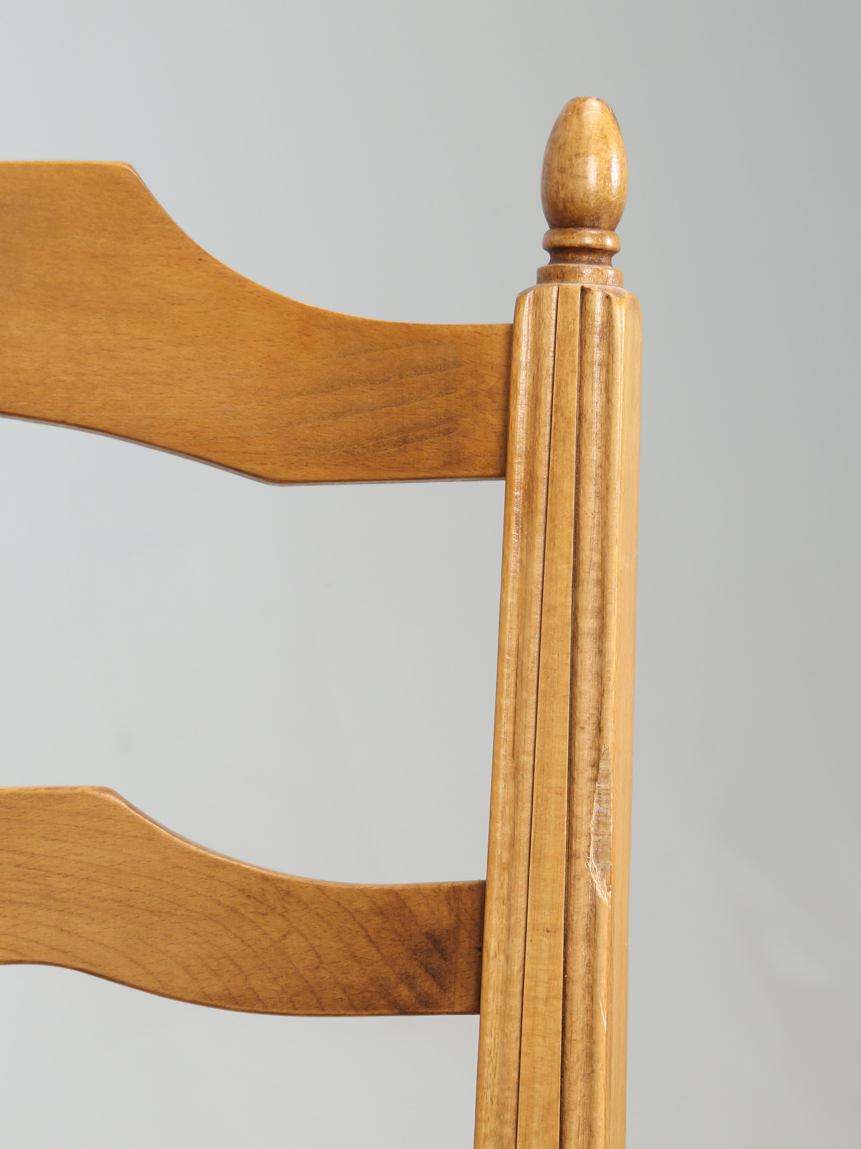 Juego de 3 sillas de comedor de estilo rural francés fabricadas a mano por la familia Lacroix desde 1856 en Bueno estado para la venta en Chicago, IL