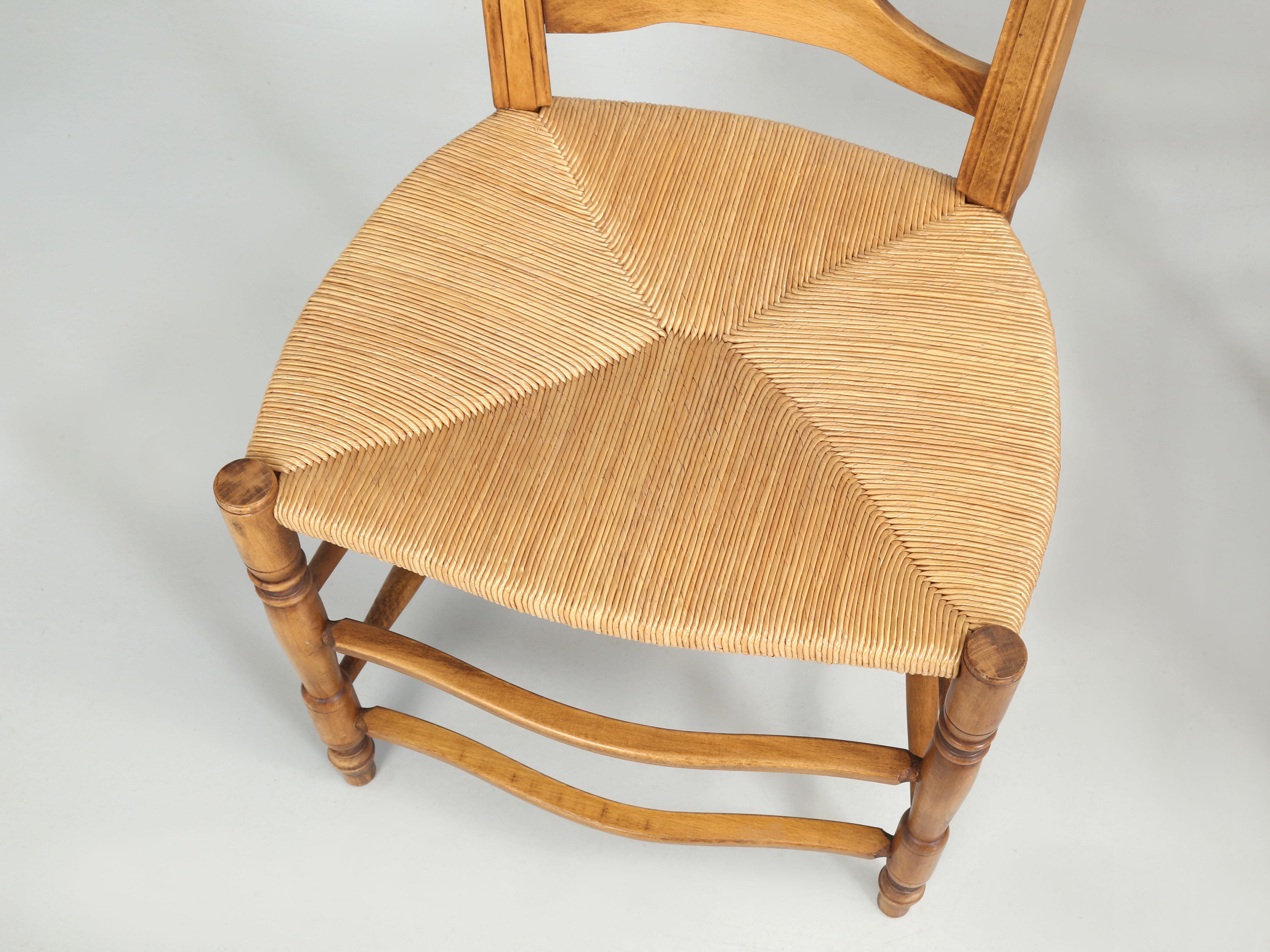 Juego de 3 sillas de comedor de estilo rural francés fabricadas a mano por la familia Lacroix desde 1856 Siglo XXI y contemporáneo en venta
