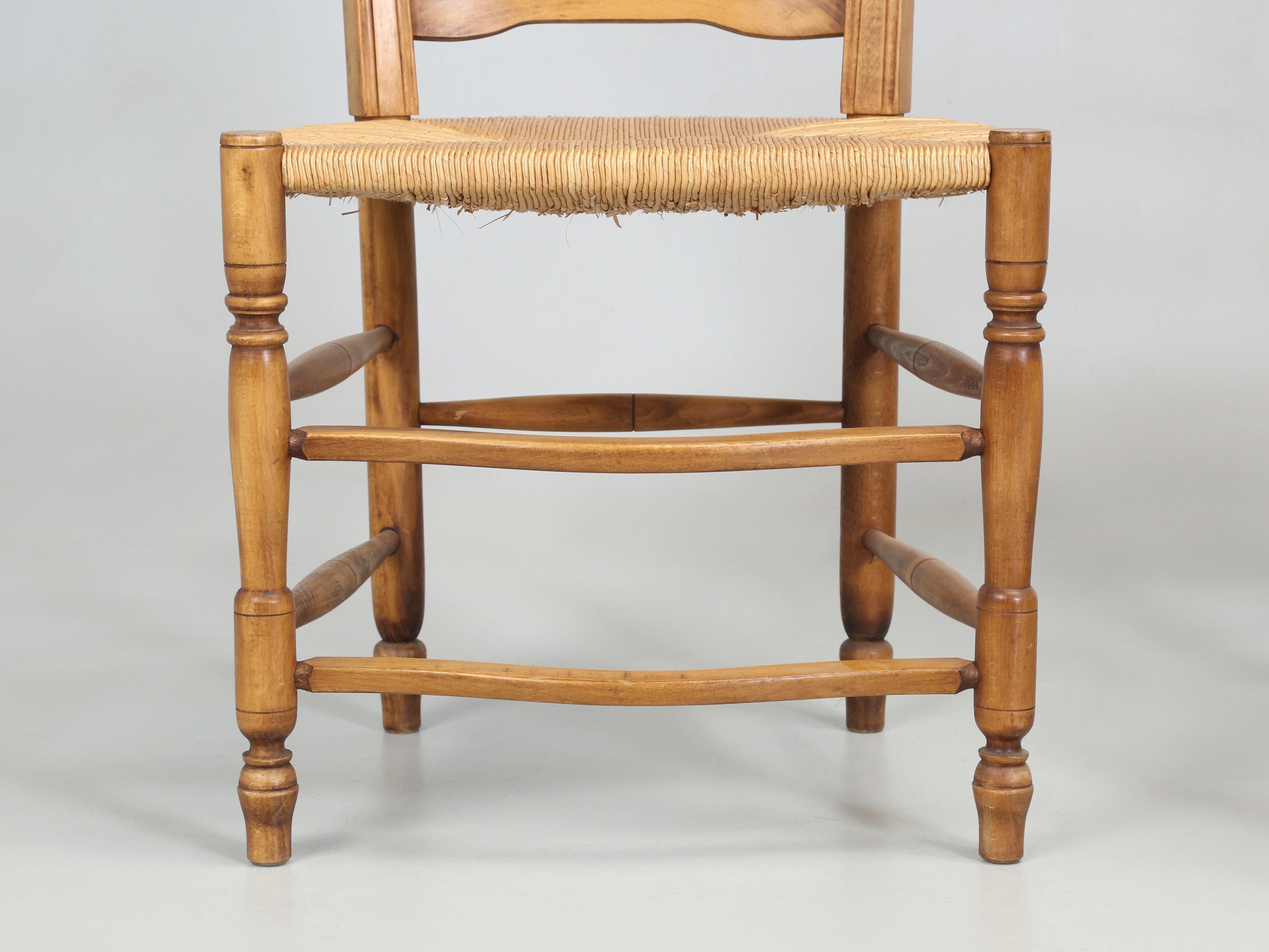 Juego de 3 sillas de comedor de estilo rural francés fabricadas a mano por la familia Lacroix desde 1856 Rush en venta