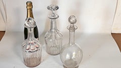 Ensemble de 3 carafes à décanter en cristal français - 2 signées Baccarat, 1970 Elegant Tableware