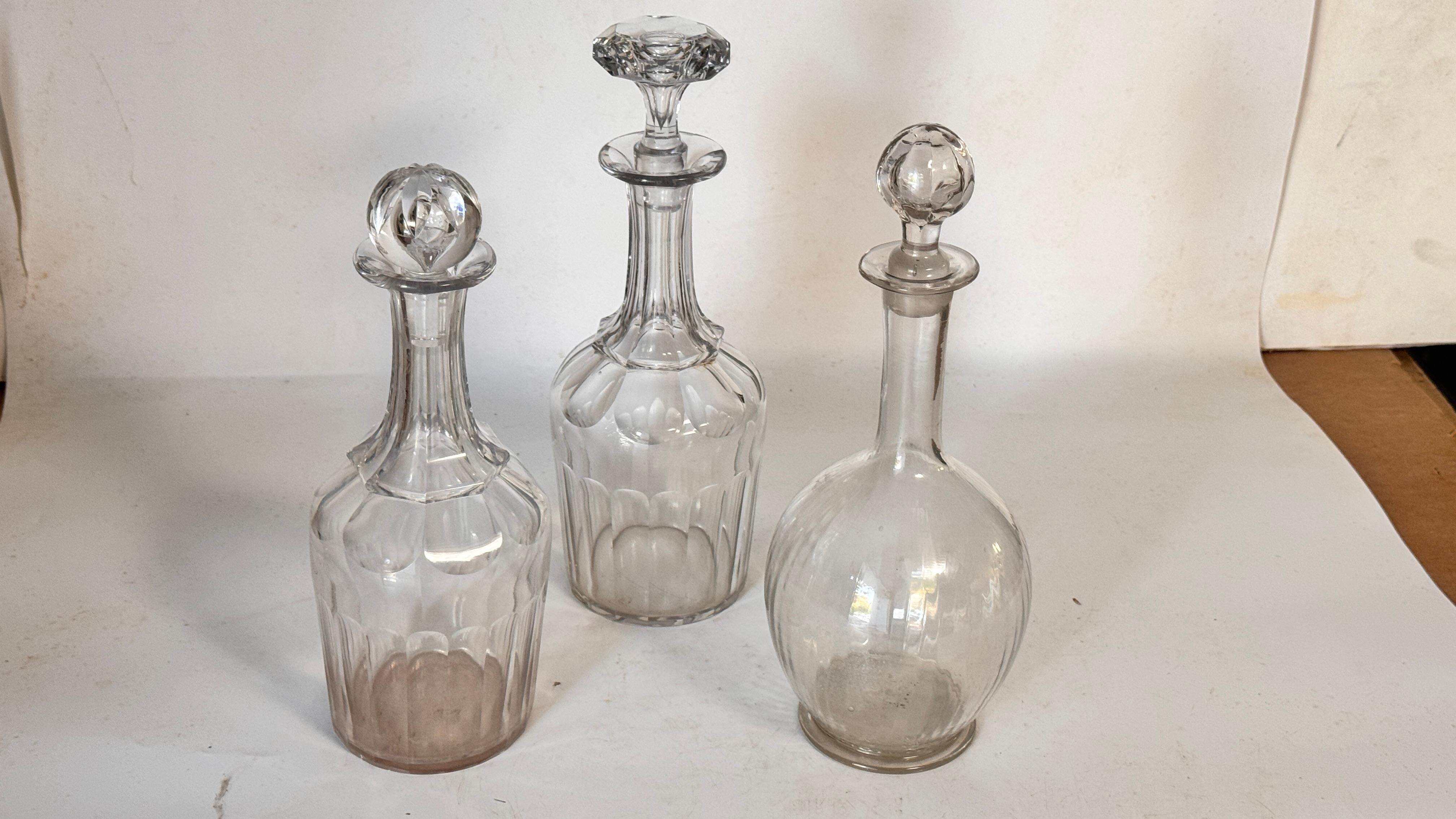 Français Set of 3 French Crystal Decanters – 2 Baccarat Signed, 1970s Elegant Tableware en vente