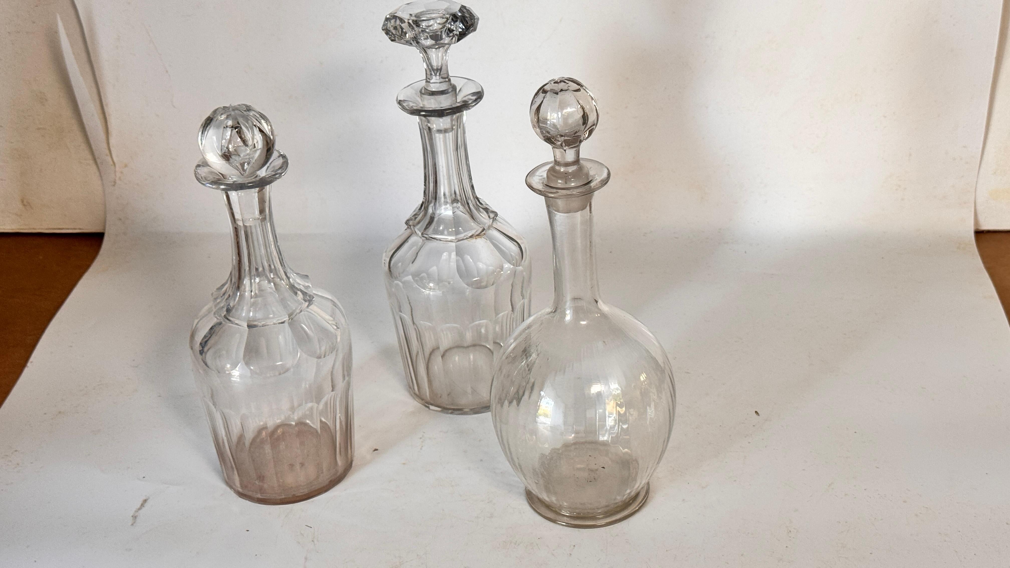 Set of 3 French Crystal Decanters – 2 Baccarat Signed, 1970s Elegant Tableware Bon état - En vente à Auribeau sur Siagne, FR