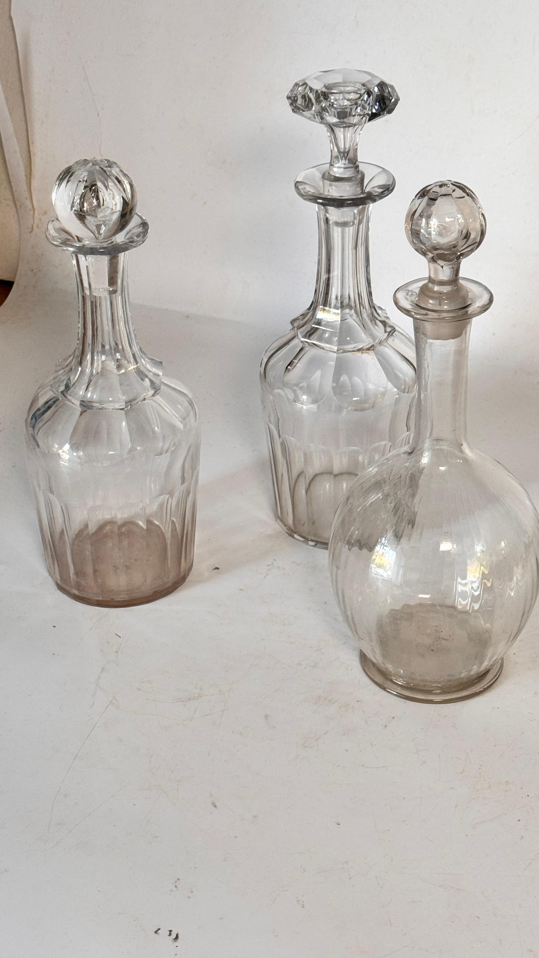 20ième siècle Set of 3 French Crystal Decanters – 2 Baccarat Signed, 1970s Elegant Tableware en vente