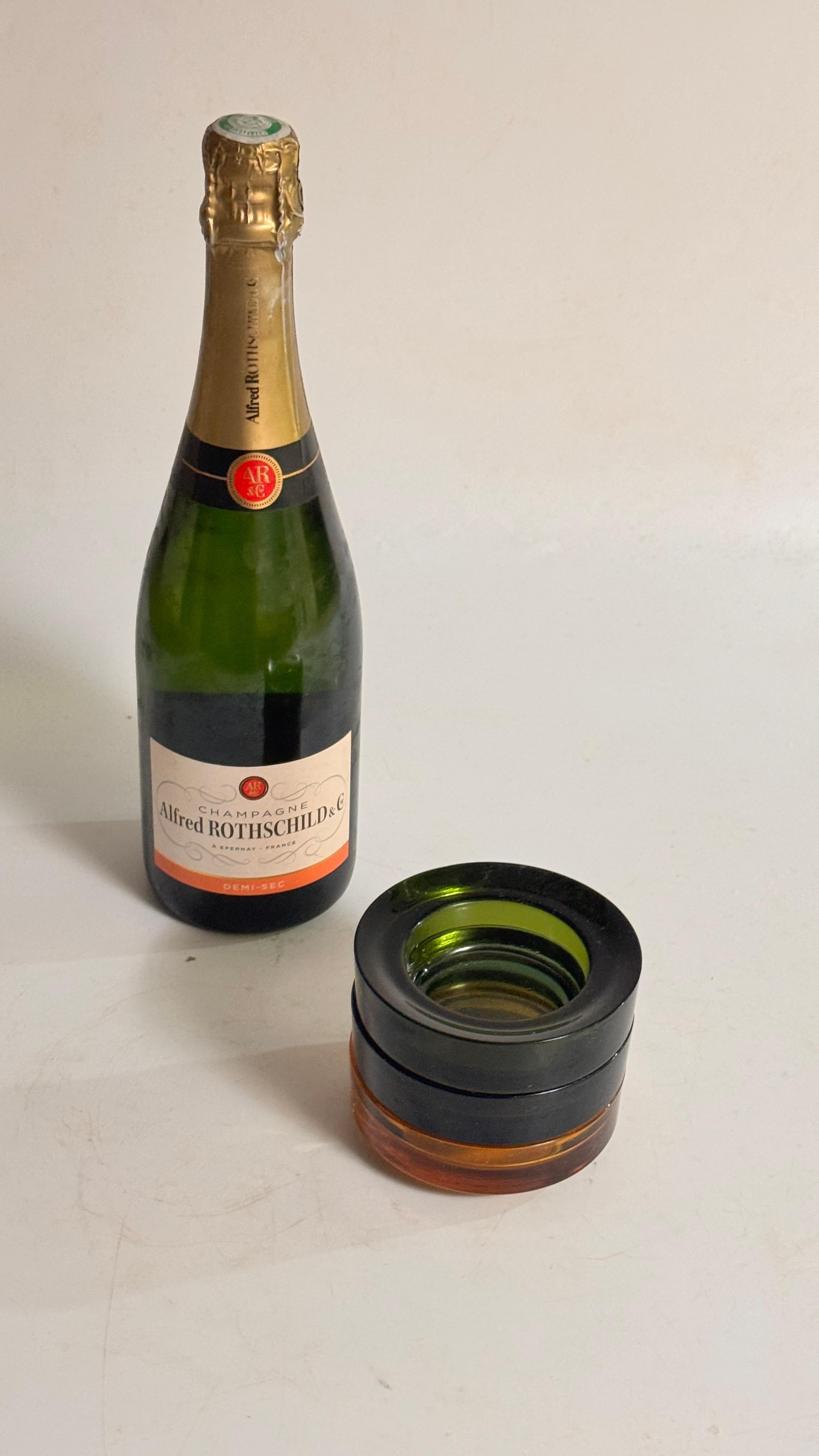 Set di 3 posacenere in vetro francese - Blu, Arancione e Verde, finitura lucida anni '70

Descrizione:
Questo vivace set di tre posacenere in vetro francese degli anni '70 presenta colori vivaci e decorativi: blu, arancione e verde. Ogni pezzo è