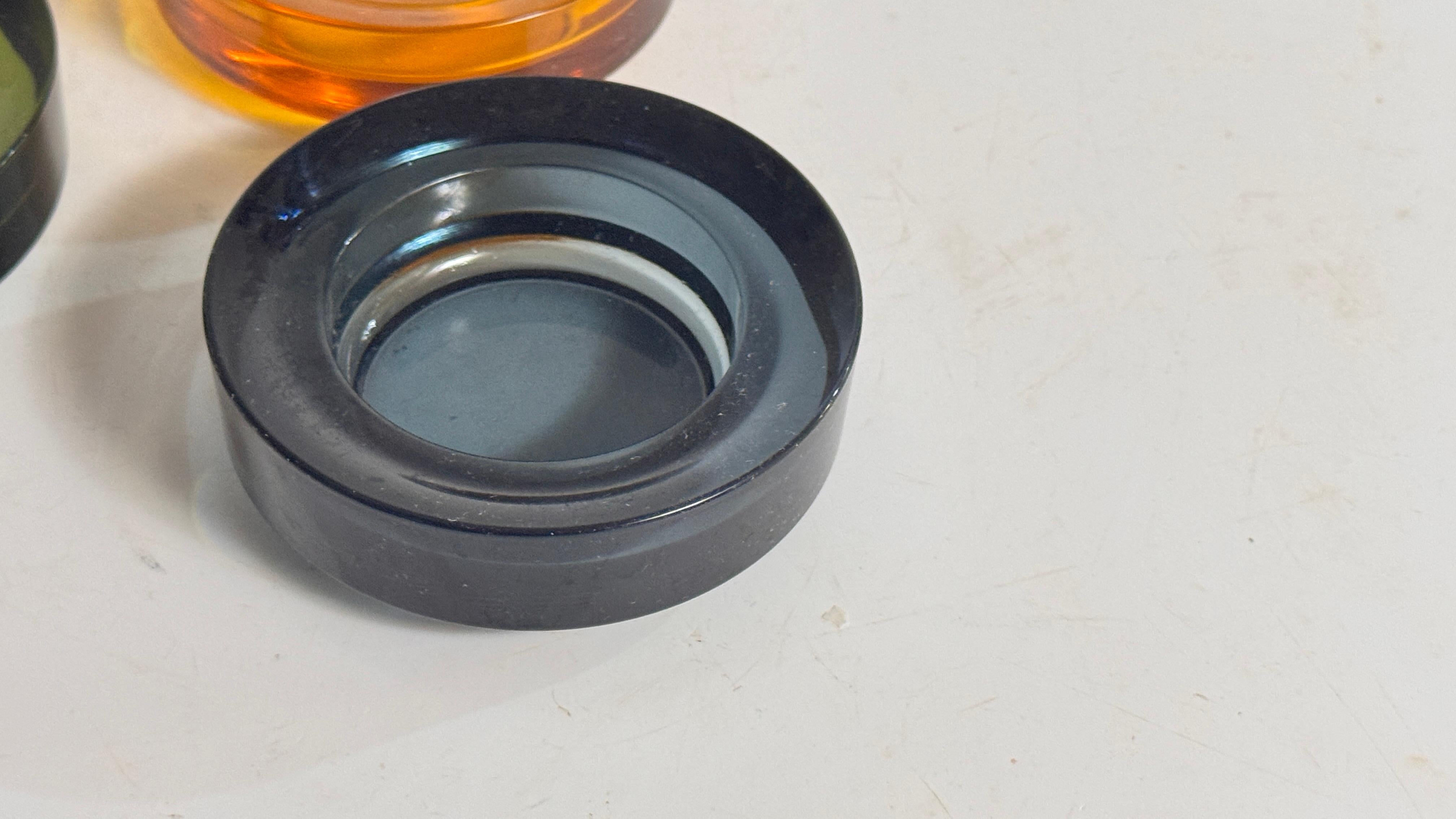 Fine XX secolo Set di 3 posacenere in vetro francese - Blu, Arancione e Verde, finitura lucida anni '70 in vendita