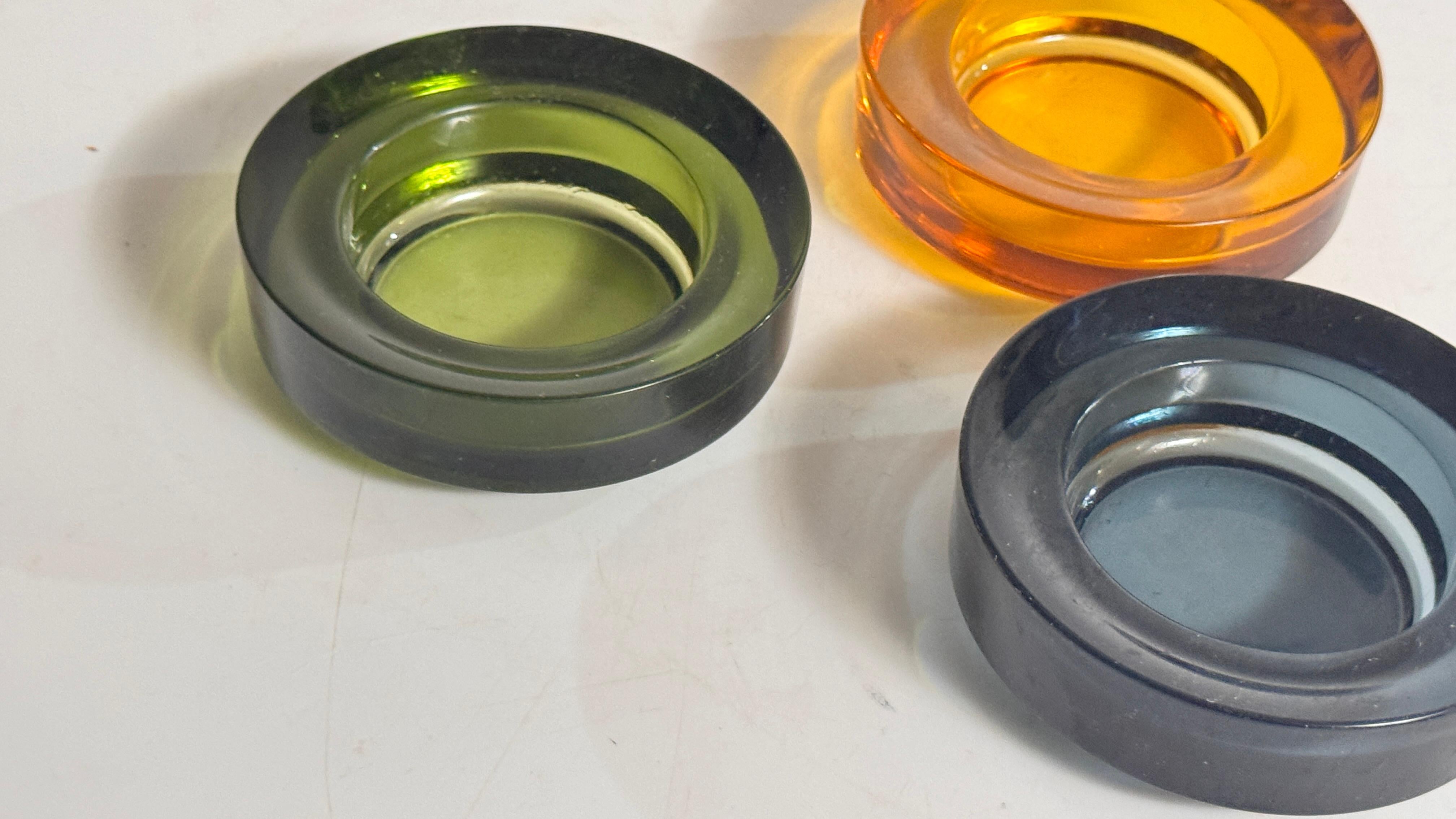 Vetro Set di 3 posacenere in vetro francese - Blu, Arancione e Verde, finitura lucida anni '70 in vendita