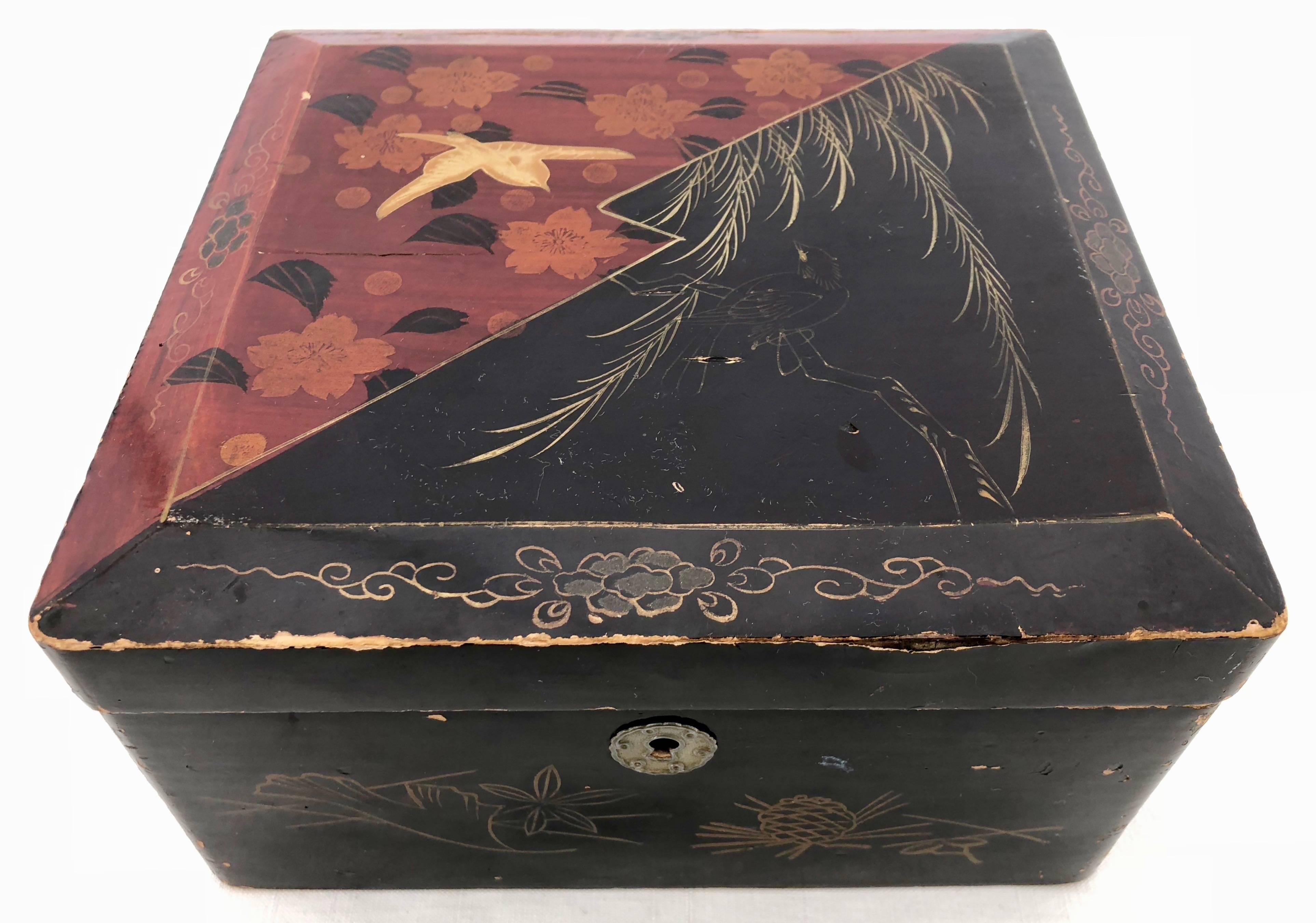 Chinoiserie Set of Three French Lacquered Boxes in Black, Red with Gilt Birds and Scene For Sale